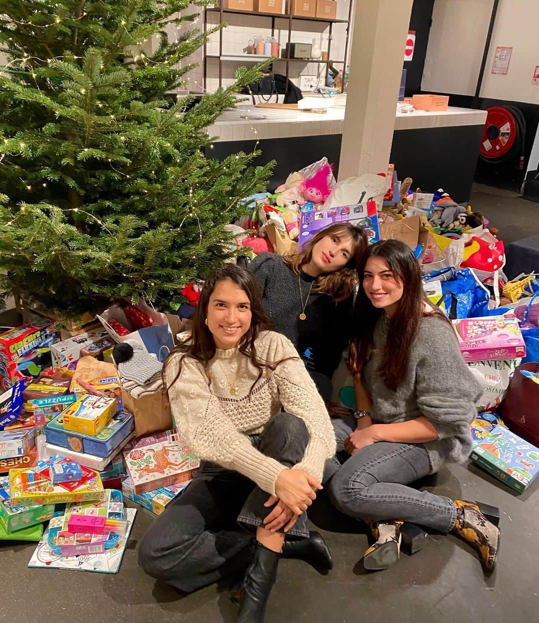 Jeanneさんのインスタグラム写真 - (JeanneInstagram)「MERCI à tous d’être venus si nombreux à notre grande collecte de noël pour les enfants 💘 MERCI @palomcoco @mamcollectesolidaire pour ton travail essentiel 🙏」12月14日 20時37分 - jeannedamas