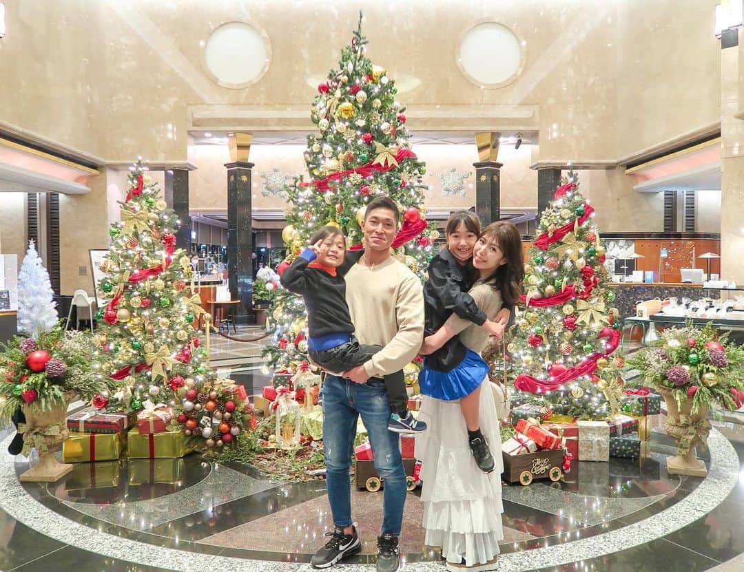 かなのインスタグラム：「． エントランスの🎄が とにかく綺麗で華やかでたっくさん写真撮ってきた🥺💖 こんな素敵な🎄憧れる😚💕 ． ディナーは #SATSUKI のビュッフェ🥰 美味しくて幸せ😋❤︎ @hotel_newotani_makuhari  ． ． #ホテルニューオータニ幕張#ニューオータニ幕張#クリスマスツリー#幕張クリスマス#家族旅行#hotelnewotanimakuhari #hotel#satsuki#dinner#buffet#christmas#PR」