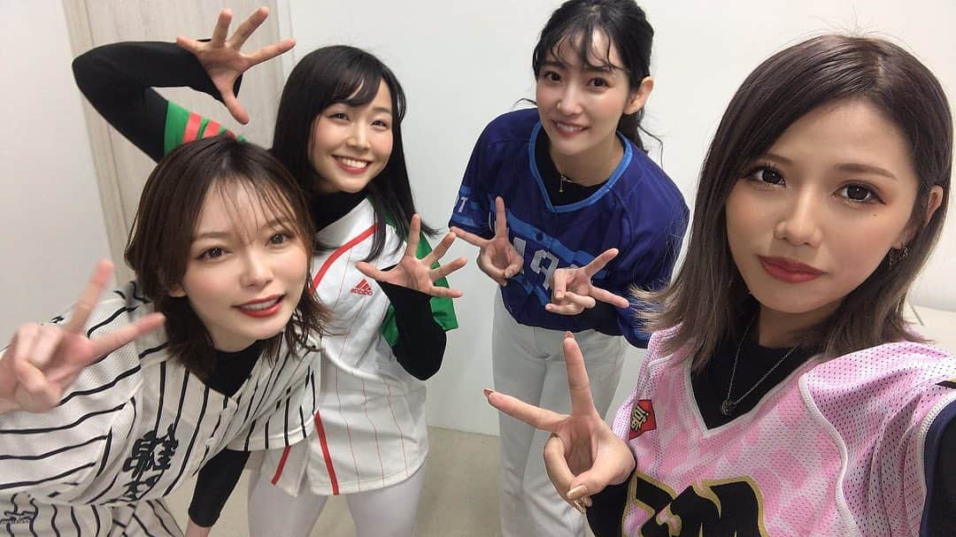椿梨央のインスタグラム：「とある野球女子の撮影でした✨  野球女子のこれがこう。 ユニホームと、私服😊💕  #野球 #野球女子 #これがこう #草野球  #天晴  #トクサンtv  #クニヨシtv  #竹本萌瑛子  #小玉百夏  #めいちゅん  #椿梨央」