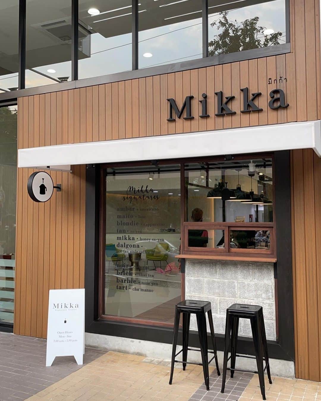 チャナティプ・ソングラシンのインスタグラム：「พร้อมแล้วครับ กับการเปิดร้าน Mikka Cafe ของผมและพี่อ้นพรุ่งนี้! ที่ Hugs Building ใครวิ่ง ใครว่างแวะมาชิมกาแฟได้ตั้งแต่ 7โมงเช้าครับ  เจ๋งกว่านั้น วันที่21 ธันวาคมนี้ ใครแวะมาอุดหนุน ลุ้นรับของรางวัลพิเศษจากเจ พร้อมลายเซ็น และของเท่ห์ๆจาก Mizuno Thailand ครับ   #MikkaLumpiniPark #HugsBuilding @cafemikka_lumpinipark」