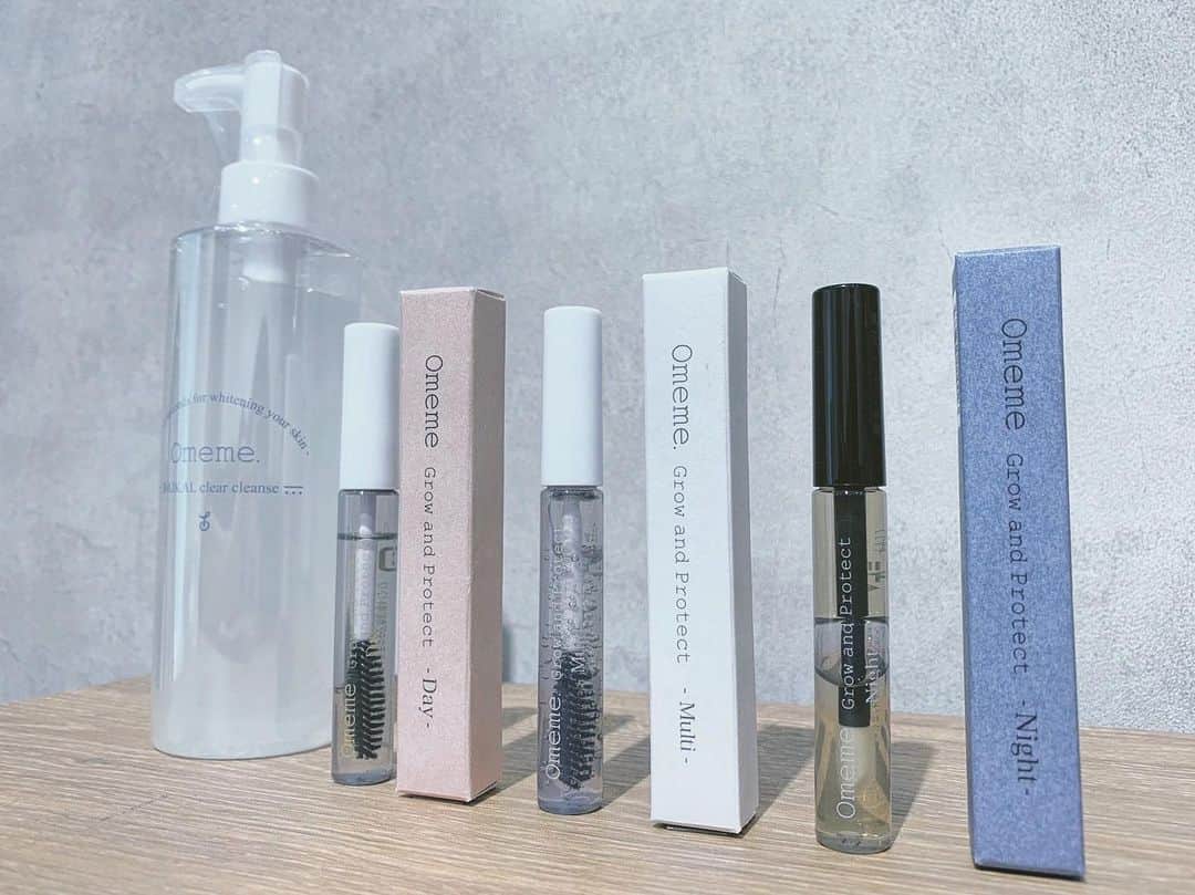diptyMOILA diptyMOILA のインスタグラム：「omemeシリーズ✴︎  お洒落女子達に人気のomemeシリーズです♡ まつ毛エクステをしたけど、時間が経ってばらつき少し出てきたな〜！ とか クレンジング、結局何を使ったら良いの？？ もしくは、まつ毛パーマをしたけどカールキープしたい！ とか マスカラ塗るまでのハッキリ感は要らないけど、もう少しパッチリしたいし、まつ毛が濡れた感じのニュアンスが欲しい！ そんなご要望が多いので、diptyMOILA では、omemeシリーズを取り揃えております♡ ✴︎クレンジング✴︎ ✔︎まつ毛エクステ対応 ✔︎毎日使う事で透明感のあるお肌に ✔︎さっと馴染んでしっかり落とす60秒クレンジング  ✴︎Day✴︎ ✔︎ローズの香り ✔︎ありそうで無かった、ふんわりとした仕上がり ✔︎マスカラ前の保湿ケア  ✴︎Multi✴︎ ✔︎ベルガモットの香り ✔︎透明な繊維がナチュラルに存在感を演出 ✔︎不揃いなまつ毛も自然に補正 ✔︎乱れないホールド力  ✴︎Night✴︎ ✔︎毎日のケアで長期的な美しさを ✔︎エイジレスで健やかなまつ毛を ✔︎攻めではなく守りのまつ毛美容液として安定的なく目元美へ  お悩みや、なりたいイメージでピッタリの商品もかわって来ますので、是非ご相談下さいね♡  @rietakagi_diptymoila」