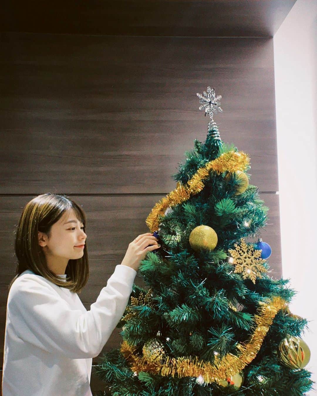 のインスタグラム：「みんなはクリスマスどう過ごすの〜？  かなは、少し早めのクリスマスライブを、 12月18日20:00~しようと思ってるよ🎄✨  ファンクラブ限定生配信だけど、 ファンクラブ入ってる方は、 無料観ることができちゃうからぜひっ💭  #クリスマスライブ #クリスマスナイト #絶対たのしいよー♡」