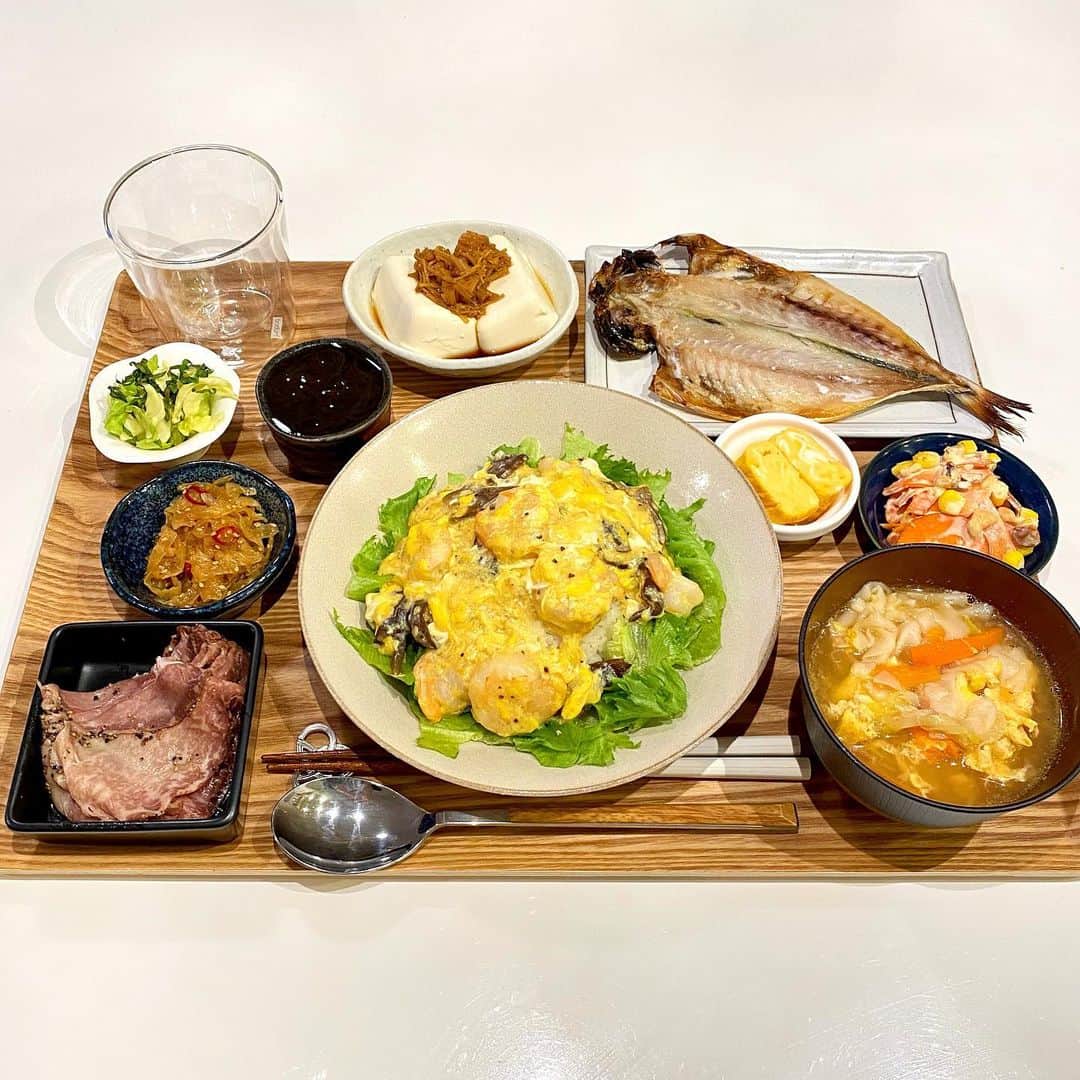 姫野れみのインスタグラム：「#石毛家の食卓 👨🏿‍🍳 #ちゃんとoisix "Day５📖"  ちゃんとoisix最終日のメニューです♪  🦐#えびのあんかけチャーハン (oisix) 🐮#ローストビーフ 🐟#鯖の干物 🥕#人参とコーンのマヨサラダ (oisix) 🍄#手作りなめたけの温やっこ (oisix) 🍳#だし巻き卵 🥗#キャベツと大葉の和風サラダ (oisix) 🍥#きくらげの中華和え 🌊#もずく酢 🍚#白米 🍲#ワンタンと野菜のスープ  手作りしたなめたけが美味しすぎて レシピをすかさずメモ📝  段ボール２箱で送られてきた食材が １つ残らず全部使い切って冷蔵庫がすっからかん！ 使い切るって気持ちいい✨達成感があります♪  #oisix #dinner #food #cooking #kitoisix #サッカー選手のごはん #アスリートフードマイスター #オイシックス #プレミアムモニター #料理 #夕食 #アスリート飯 #夜ご飯 #夜ごはん #手作り料理 #手作りごはん #おうちごはん」