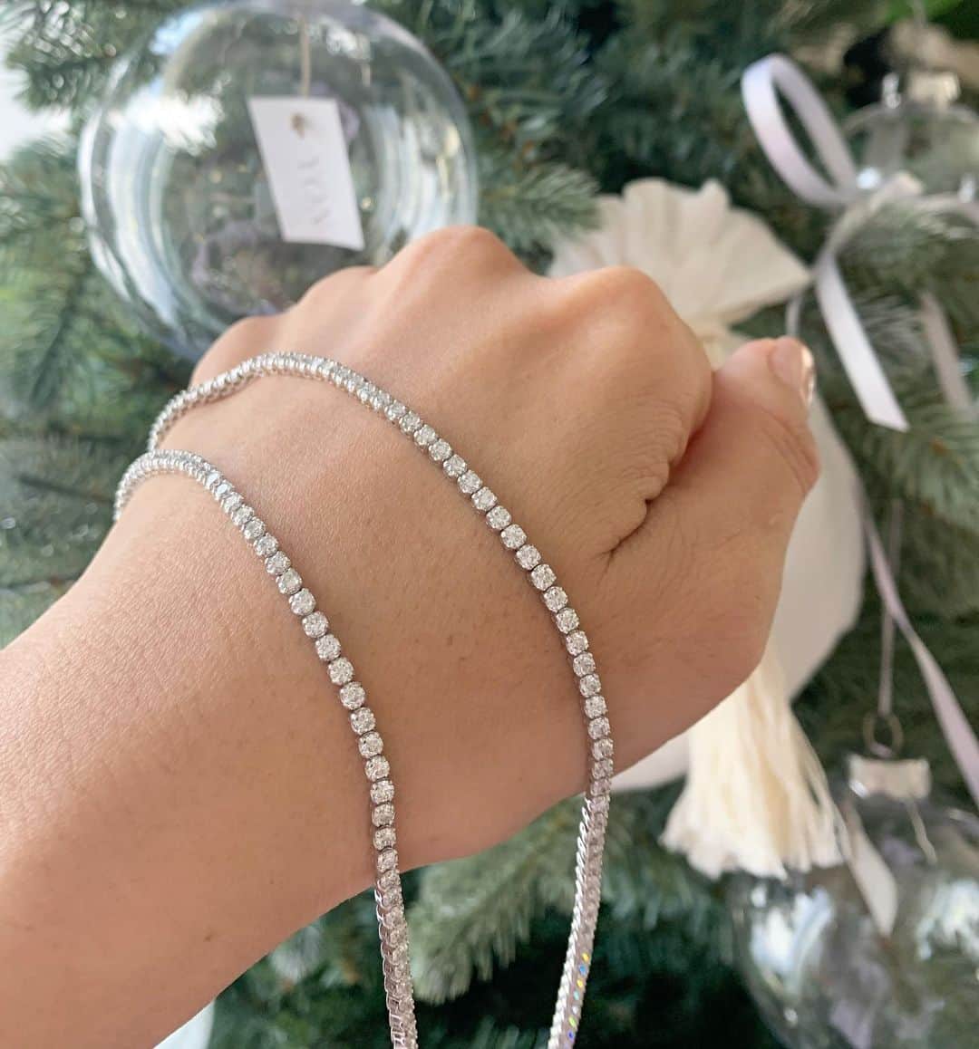 のインスタグラム：「なんて画期的で美しい。 @yon__jewelry のラボグロウンダイヤモンド。 地球のことを考えたダイヤモンドの形。コンセプトや世界観、価格帯も含めて、全てが今、心にフィットするブランド。  今日は　@number5_n5 にお邪魔したので、たくさんのラインナップを見せていただきました。はぁ〜♡  この季節、自分へのご褒美という 便利な言葉をたくさん使いたくなる季節🤣 #yon #ラボグロウンダイヤモンド」