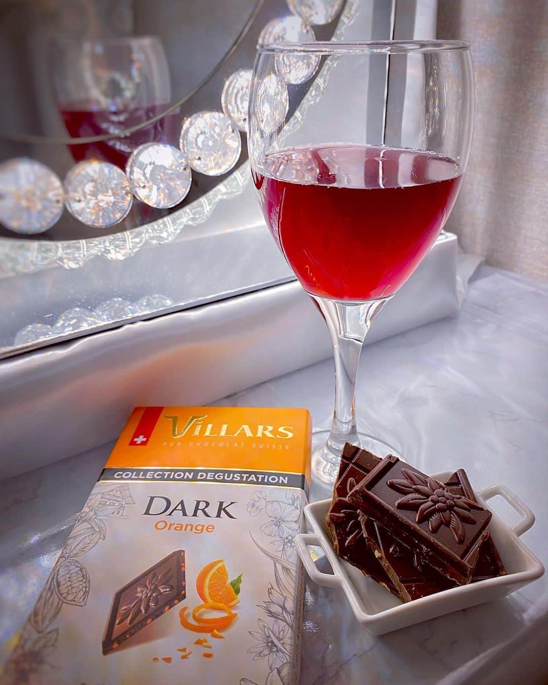 Erenaのインスタグラム：「🍷🍫chocolate&wine🍇🍷 I had orange peel chocolate and red wine. 今夜はオレンジピール入りチョコレートと赤ワイン…⁇🤪🤭w ⇒⇒⇒つづく . #chocolate#swiss#wine#redwine#orangepeel#orange#チョコレート#スイス#オレンジピール#ワイン#赤ワイン#ワイングラス」
