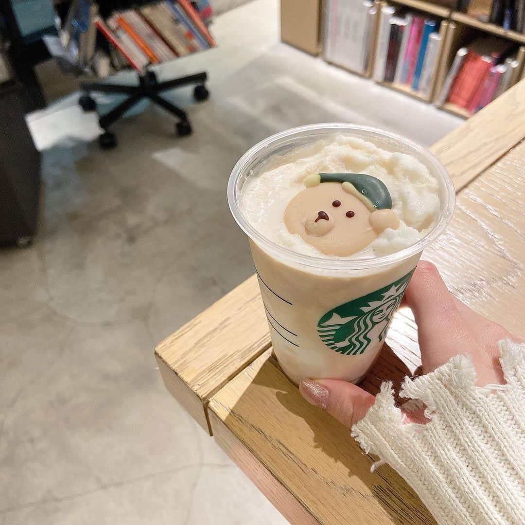 sarimaru(国木田さりまる)のインスタグラム：「おっきいフラペチーノ飲み干せたことないから違うやつに熊乗せた🧸🎶 ネイル新しくなった可愛い🎀」