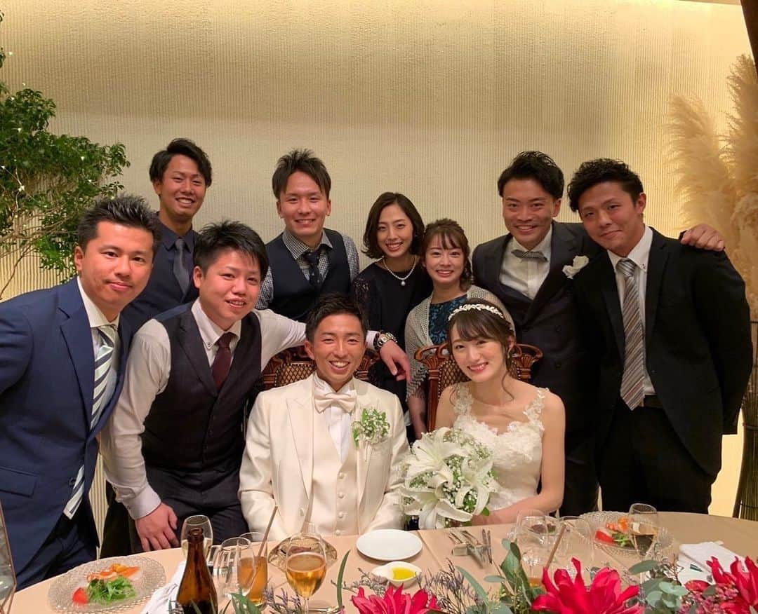 永井美津穂のインスタグラム：「.﻿ 岡結婚おめでとう☺️✨﻿ 奥さんがただただ綺麗すぎて﻿ 見惚れてしまったよ🥺❤️﻿ 幸せをたくさん分けていただきました🤵‍♂️👰‍♀️💐﻿ 末永くお幸せに😌﻿ ﻿ 久々にスポサイのメンバーにも会えたけど﻿ 誰も変わってなかったな🤭﻿ ただどんどんみんな既婚者に🤭🎉﻿ 大人になったなぁ〜 #なんかみんな顔の個性強くない？笑(一枚目)﻿ ﻿ #結婚式　#至学館　#スポサイ #永井家 #これからは家族ぐるみで #招待ありがとう」