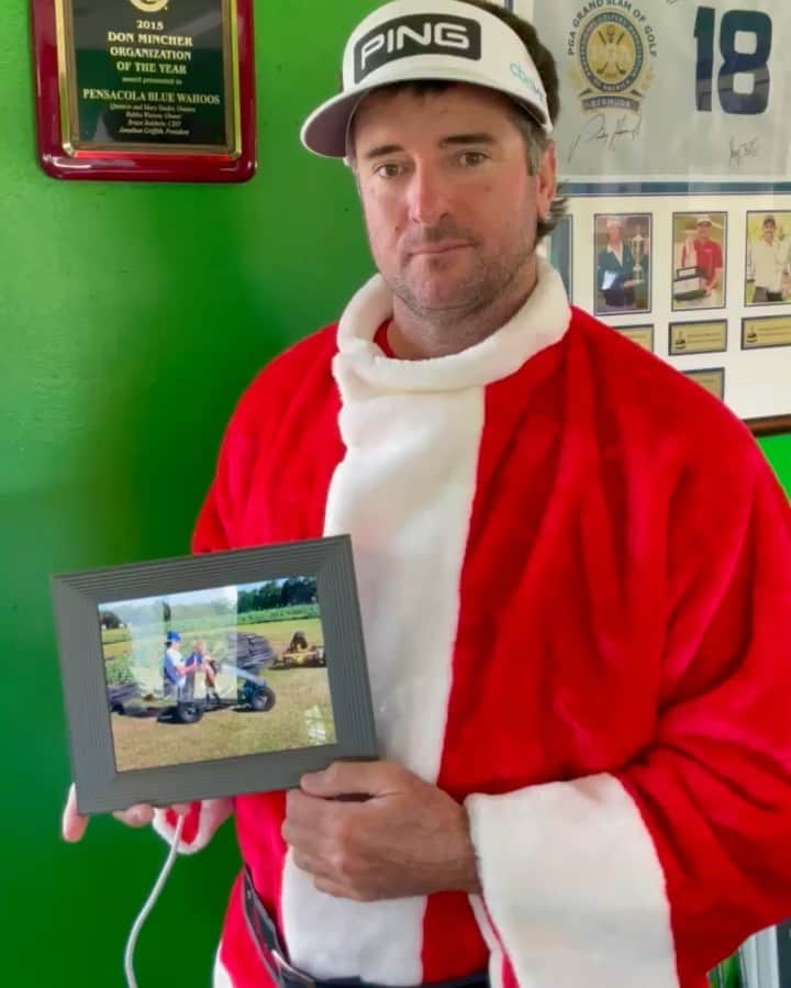 バッバ・ワトソンのインスタグラム：「CONTEST CLOSED // WINNER @rswvcp98 // It’s that time of year again!! Bubbaclaus is BACK! I’m counting down my Top 5 Takeaways of 2020. Starting it off with a tough one... We miss spending time with friends and family!! To help, I’m giving away one of these fancy frames that will keep you connected even when you can’t be together.  Unlike 2020, entering is easy…  ♦️ follow me  ♦️ like this post  ♦️ comment what you’ve missed doing with them most and  ♦️ tag 3 people you miss  I’ll announce a random winner in the comments by 7pm EST #Bubbaclaus #2020Takeaways」