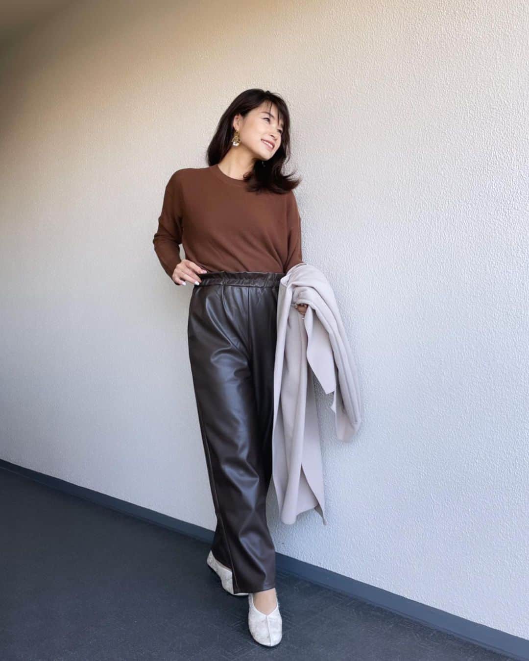 三佐和あやさんのインスタグラム写真 - (三佐和あやInstagram)「#ootd ﻿ 去年の定番コート着たらね〜 丈感が今年らしくなくて 即 買い直したコート🧥 パンツコーデは ウエストのくしゅくしゅ感が楽しくて着てます😌 ﻿ #code  coat ... @reedit_official  Knit ... @saisondepapillon  pants ... @reedit_official  pumps ... @neuna_official  accessories ... @r_handmade1223   出かけることがほぼないので ほんとはね〜 服いらないんだけど、 それでも今年の服をアップデートしないと、それだけで 老けていきそうなの。 そんなの嫌なので、わたしは買います👍笑  ﻿ #今日のコーデ #今日の服 #冬コーデ #コート #コートコーデ #きょコ #シンプルコーデ #大人カジュアルコーデ #大人コーデ #きれいめコーデ #きれいめカジュアル #ママ #ママコーデ #ママファッション #お洒落 #fashion #fashiongram #fashionista」12月14日 20時57分 - misawa_aya