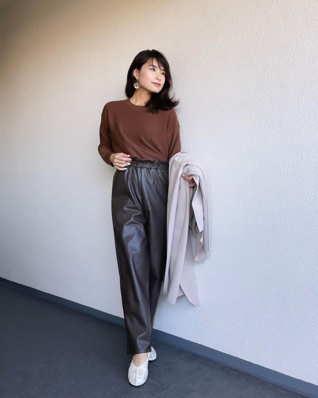三佐和あやさんのインスタグラム写真 - (三佐和あやInstagram)「#ootd ﻿ 去年の定番コート着たらね〜 丈感が今年らしくなくて 即 買い直したコート🧥 パンツコーデは ウエストのくしゅくしゅ感が楽しくて着てます😌 ﻿ #code  coat ... @reedit_official  Knit ... @saisondepapillon  pants ... @reedit_official  pumps ... @neuna_official  accessories ... @r_handmade1223   出かけることがほぼないので ほんとはね〜 服いらないんだけど、 それでも今年の服をアップデートしないと、それだけで 老けていきそうなの。 そんなの嫌なので、わたしは買います👍笑  ﻿ #今日のコーデ #今日の服 #冬コーデ #コート #コートコーデ #きょコ #シンプルコーデ #大人カジュアルコーデ #大人コーデ #きれいめコーデ #きれいめカジュアル #ママ #ママコーデ #ママファッション #お洒落 #fashion #fashiongram #fashionista」12月14日 20時57分 - misawa_aya