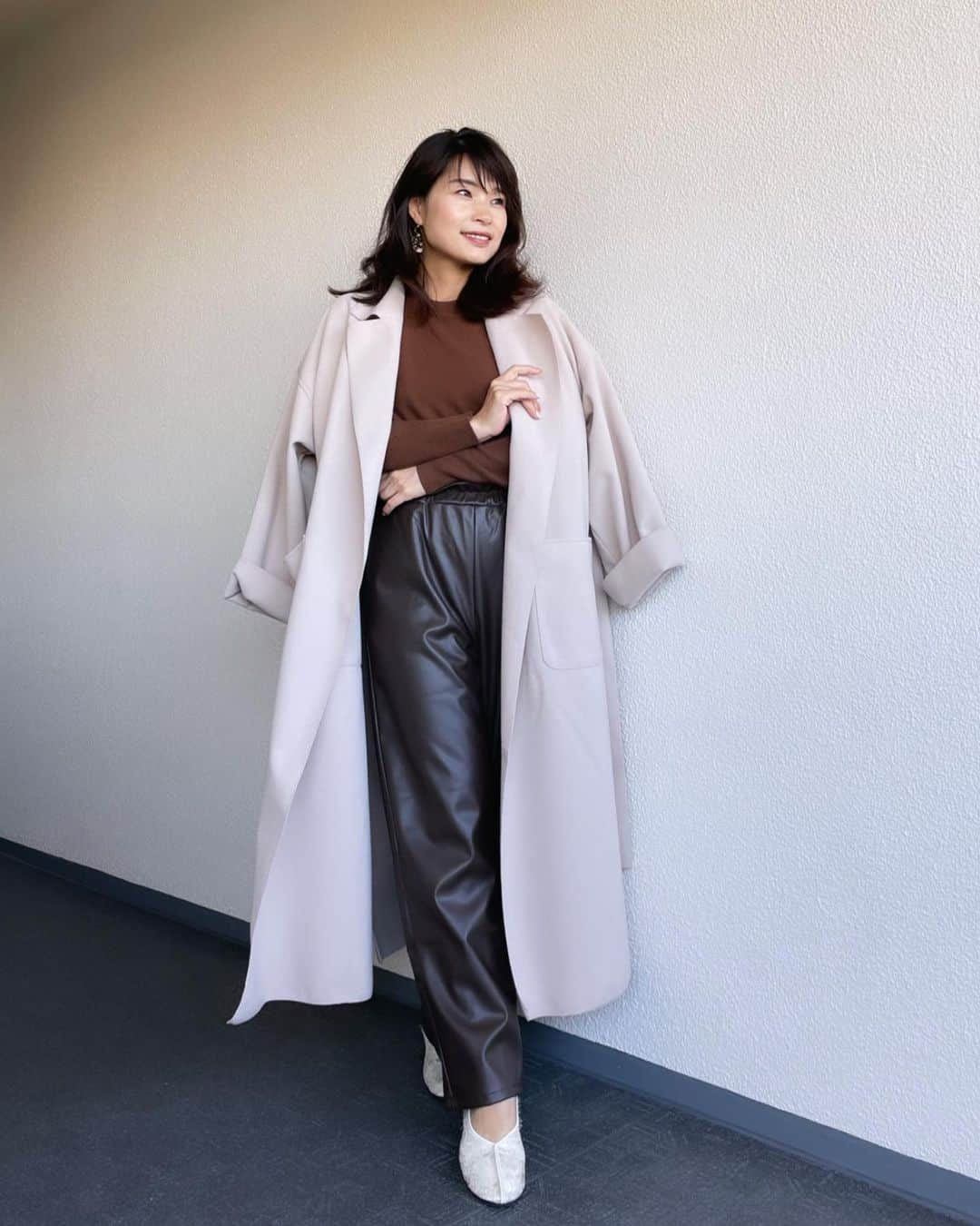 三佐和あやさんのインスタグラム写真 - (三佐和あやInstagram)「#ootd ﻿ 去年の定番コート着たらね〜 丈感が今年らしくなくて 即 買い直したコート🧥 パンツコーデは ウエストのくしゅくしゅ感が楽しくて着てます😌 ﻿ #code  coat ... @reedit_official  Knit ... @saisondepapillon  pants ... @reedit_official  pumps ... @neuna_official  accessories ... @r_handmade1223   出かけることがほぼないので ほんとはね〜 服いらないんだけど、 それでも今年の服をアップデートしないと、それだけで 老けていきそうなの。 そんなの嫌なので、わたしは買います👍笑  ﻿ #今日のコーデ #今日の服 #冬コーデ #コート #コートコーデ #きょコ #シンプルコーデ #大人カジュアルコーデ #大人コーデ #きれいめコーデ #きれいめカジュアル #ママ #ママコーデ #ママファッション #お洒落 #fashion #fashiongram #fashionista」12月14日 20時57分 - misawa_aya