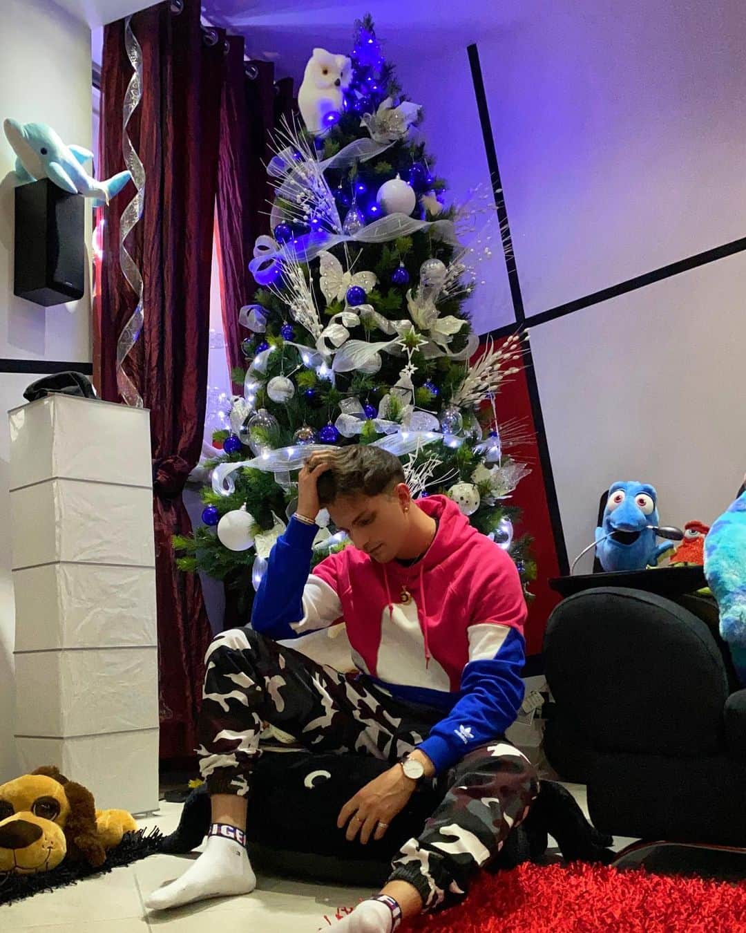 ピエトロ・ペッレグリのインスタグラム：「La differenza è sempre sottile ma in pochi la riescono a cogliere 🎄 ☃️  € & $  #2020 #mood #instagood #instagram #insta #instalike #life #lifestyle #fun #happy #boy #love #photography #photooftheday #photo #outfitoftheday #navidad #christmas #adidas #torino #italy 💎🤞🏼」