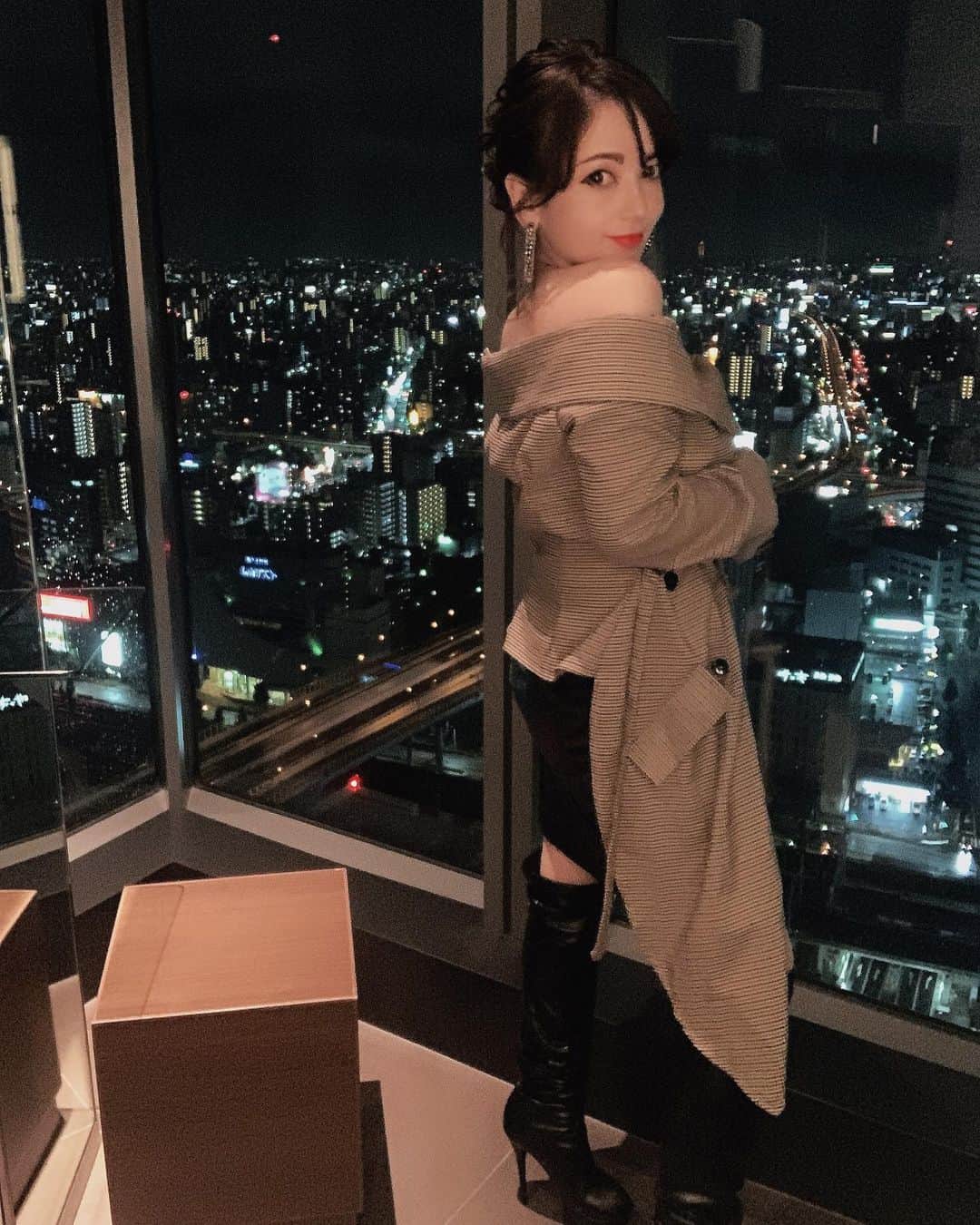 ミシェリマリコさんのインスタグラム写真 - (ミシェリマリコInstagram)「最近全然投稿してないね🥺✨  * *  過去ピク📷✨  @nagoyaprincehotelskytower  名古屋プリンスホテルに行った時の🎶  めーっちゃ夜景綺麗やったよ🥺  実はここ女子トイレです🤣✨  ご飯も美味しかったし💕 最高でした🤩✨  #オフショル #オフショルダードレス  #オフショルコーデ #トレンチコート #トレンチコーデ #お呼ばれコーデ #お呼ばれヘアアレンジ  #ニーハイ #ニーハイブーツ #ミニスカート #ミニスカートコーデ  #レザースカート #スリットスカート #フープピアス #おおぶりピアス  #ホテル夜景 #名古屋プリンスホテルスカイタワー  #ハーフ #ハーフ女子 #ハーフメイク #ミディアムヘア #ミディアムヘアアレンジ」12月14日 20時58分 - michellymariko