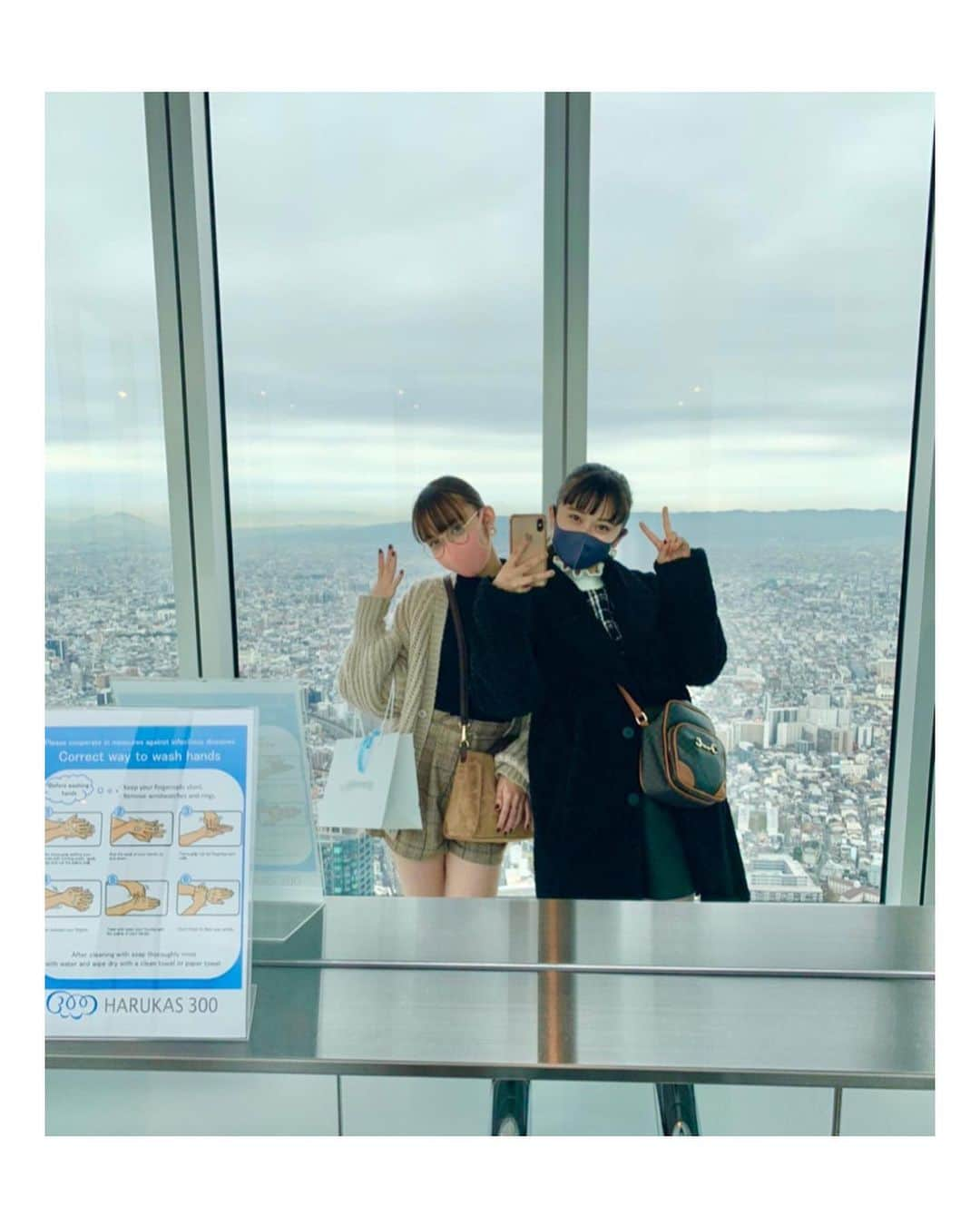 川瀬あやめ（ukka）さんのインスタグラム写真 - (川瀬あやめ（ukka）Instagram)「・﻿ 大阪旅行3日目‪🍦‬﻿ ﻿ 最終日はあべのハルカスに行きました﻿ なんかすごい綺麗だった😖﻿ そのあとは近くにあった道の駅的なところで﻿ ソフトクリームを食べてのんびりして﻿ 551の肉まんを片手に新幹線に乗りました笑﻿ ﻿ 3日間ほんとにあっという間で﻿ ほとんどくだらない話しかしてないけど﻿ すごく楽しくて1年分は笑ったかな、﻿ 普通の生活に戻ったら海外に行きたい！！﻿ と思った初旅行でした🙋🏻‍♀️﻿ また行こうね﻿ ﻿ #あべのハルカス#大阪旅行#大阪観光#ソフトクリーム#川瀬あやめ#ukka」12月14日 20時54分 - ayame_kawase