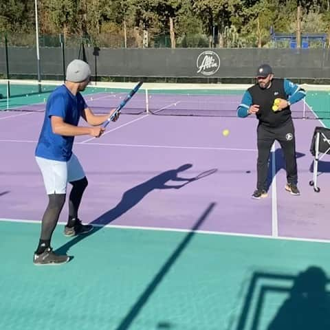 リュカ・プイユのインスタグラム：「La préparation pour 2021 continue ! 💪🏻👊🏻 💦 @allin_tennis_academy @thierryascione69」