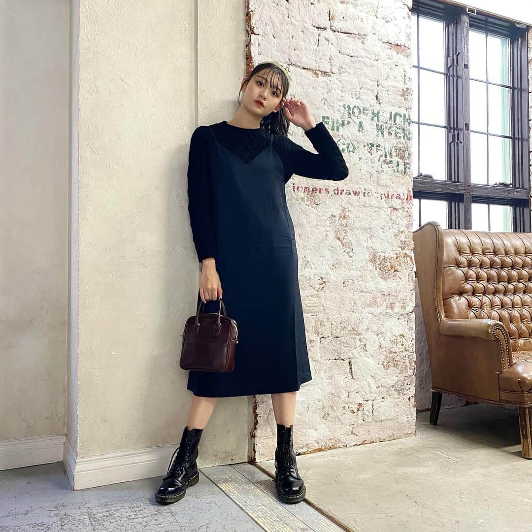 安村真奈のインスタグラム：「一枚で様になるキャミワンピ🖤 サラッとしたサテン素材が大人っぽい~！☺︎  #gu_for_all  #GUstyle #gupr #ワンピース #サテンキャミソールワンピース」