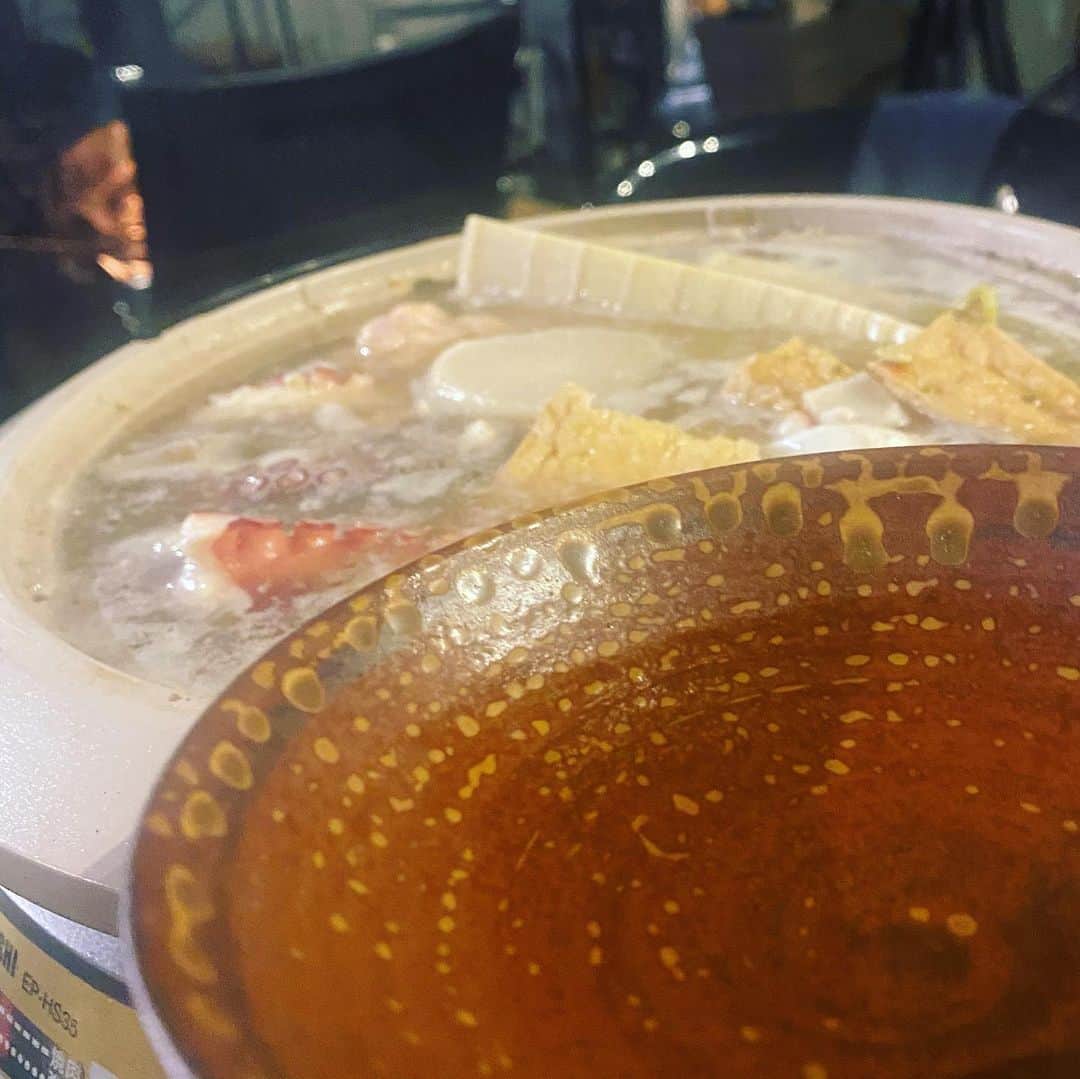のインスタグラム：「先週に引き続き、今週もおでん🍢ウィークとなりました。  この冬、延々と続く気配。。  高取焼 亀井味楽窯とのコラボ盃が即完しないのは、日本の憂い。  https://worlds-journey.shop-pro.jp/?pid=155654370  #toggy #sake #コラボ企画 #酒器 #盃 #高取焼 #味楽窯 #桐箱入り」