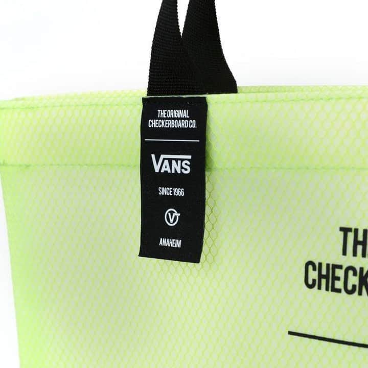 Vans Philippinesさんのインスタグラム写真 - (Vans PhilippinesInstagram)「Inject a pop of color 🌈 with the Vans AP Editline Tote Bag in neon yellow. Available in Vans UP Town Center, Tagaytay, Nuvali, or check your local Vans in your area. #VansPhilippines」12月14日 20時56分 - vansphilippines