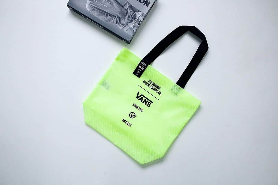 Vans Philippinesさんのインスタグラム写真 - (Vans PhilippinesInstagram)「Inject a pop of color 🌈 with the Vans AP Editline Tote Bag in neon yellow. Available in Vans UP Town Center, Tagaytay, Nuvali, or check your local Vans in your area. #VansPhilippines」12月14日 20時56分 - vansphilippines