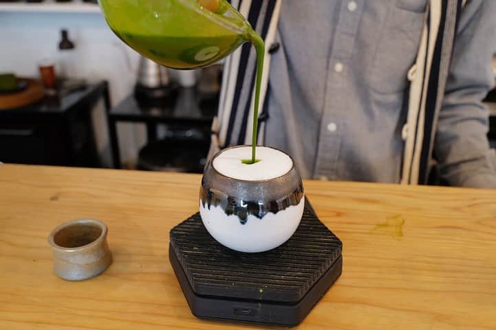 福岡グルメ 福岡ランチ「デビログ」さんのインスタグラム写真 - (福岡グルメ 福岡ランチ「デビログ」Instagram)「日本茶専門店『#茶舗ふりゅう 』にはブレンドされたお茶から、単一の畑から採れたシングルオリジンまで、いろいろな種類のお茶があり、淹れ方による味の変化やそれに合う器との組み合わせを堪能できる店なんよ👌 日本茶インストラクターがいるので、解説を聞くのも楽しい🙆‍♂️ シングルオリジンのお茶も楽しませてもらったが、Instagramでは目で楽しめるものをポストしてみた。 「濃厚抹茶ラテ」870円税込と「特濃星野抹茶ガトーショコラ」750円税込。 しっとりした濃厚なガトーショコラは、完売する可能性あり😆 もちろん日本茶や器の販売もしている。  #日本茶専門店茶舗ふりゅう #福岡市中央区清川 1-6-9-2F 月、金、日 11:00～20:00 木、土、 11:00～22:00 定休日：火曜日、水曜日  #福岡日本茶 #福岡カフェ #清川 #清川カフェ #福岡 #福岡県 #福岡市 #福岡グルメ #福岡ランチ #福岡ディナー #福岡ごはん #福岡ご飯 #福岡飯 #福岡食べ歩き #福岡インスタグルメ #食べログ福岡 #福岡旅行 #福岡グルメ旅 #博多 #博多グルメ #博多ランチ #fukuoka #fukuokacity #fukuokagourmet #fukuokapics #hakata」12月14日 20時56分 - devi_takahashi