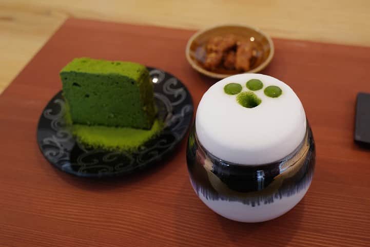 のインスタグラム：「日本茶専門店『#茶舗ふりゅう 』にはブレンドされたお茶から、単一の畑から採れたシングルオリジンまで、いろいろな種類のお茶があり、淹れ方による味の変化やそれに合う器との組み合わせを堪能できる店なんよ👌 日本茶インストラクターがいるので、解説を聞くのも楽しい🙆‍♂️ シングルオリジンのお茶も楽しませてもらったが、Instagramでは目で楽しめるものをポストしてみた。 「濃厚抹茶ラテ」870円税込と「特濃星野抹茶ガトーショコラ」750円税込。 しっとりした濃厚なガトーショコラは、完売する可能性あり😆 もちろん日本茶や器の販売もしている。  #日本茶専門店茶舗ふりゅう #福岡市中央区清川 1-6-9-2F 月、金、日 11:00～20:00 木、土、 11:00～22:00 定休日：火曜日、水曜日  #福岡日本茶 #福岡カフェ #清川 #清川カフェ #福岡 #福岡県 #福岡市 #福岡グルメ #福岡ランチ #福岡ディナー #福岡ごはん #福岡ご飯 #福岡飯 #福岡食べ歩き #福岡インスタグルメ #食べログ福岡 #福岡旅行 #福岡グルメ旅 #博多 #博多グルメ #博多ランチ #fukuoka #fukuokacity #fukuokagourmet #fukuokapics #hakata」