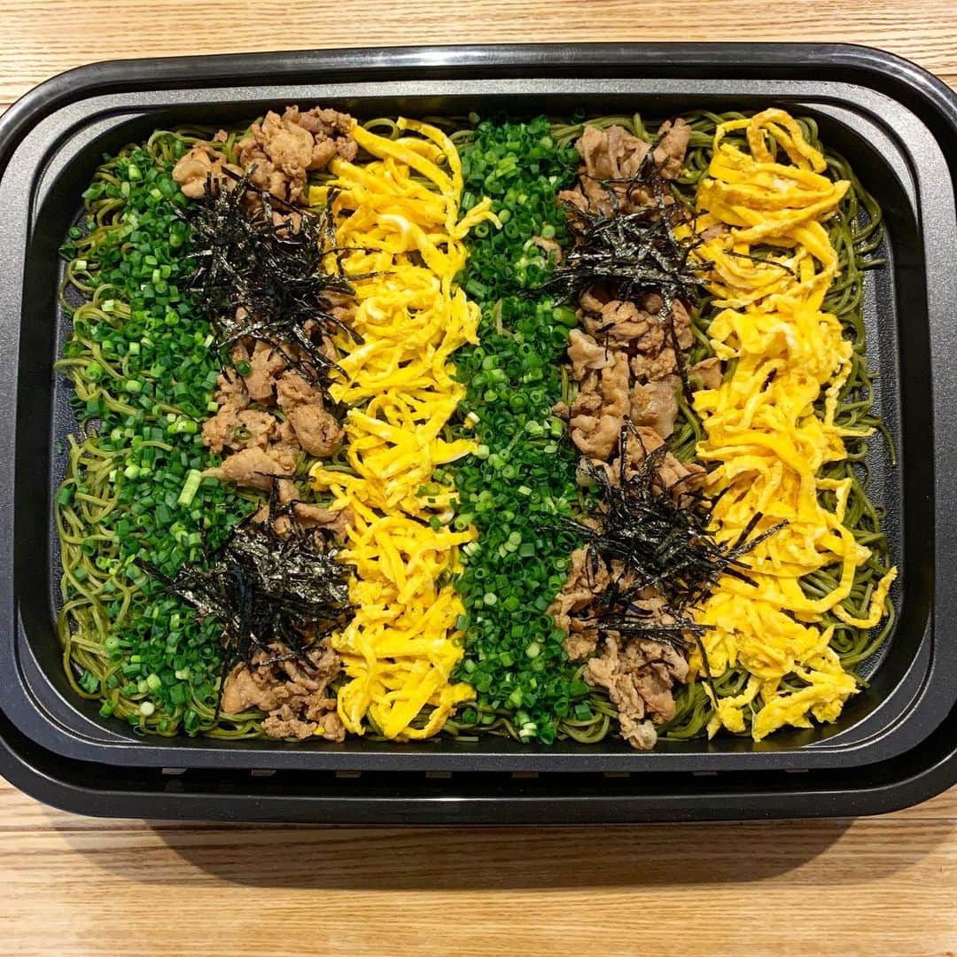 シュネルのインスタグラム：「『瓦そば』  ■材料 茶蕎麦300g たまご3個 牛肉細切れ150g 万能ネギ1束 刻みのり  ・錦糸卵 たまごに酒大さじ1と塩少々をいれてかき混ぜる。 フライパンに油をしいて薄めに１枚ずつ焼いていく。  焼き終わったら粗熱をとって千切りにしていく  ・牛肉 お肉をジップロックにいれて焼肉のタレを適量いれたらもんで10分ほど置いておく  味が染み込んだらたまごを焼いたフライパンでお肉を焼いていく。 焼いたら別皿に移す  ・ネギ 小口切りで切ったらお皿に移す  具材の準備が終えたらそばを時間通りに茹でて冷水につけて水を切る。  ホットプレートに油を敷いてそばと具を盛り付けたら完成 めんつゆに付けて食べてください。  ※料理の質問はコメントにて受け付けてます  #food #料理 #おうちごはん #レシピ #シュネルキッチン」
