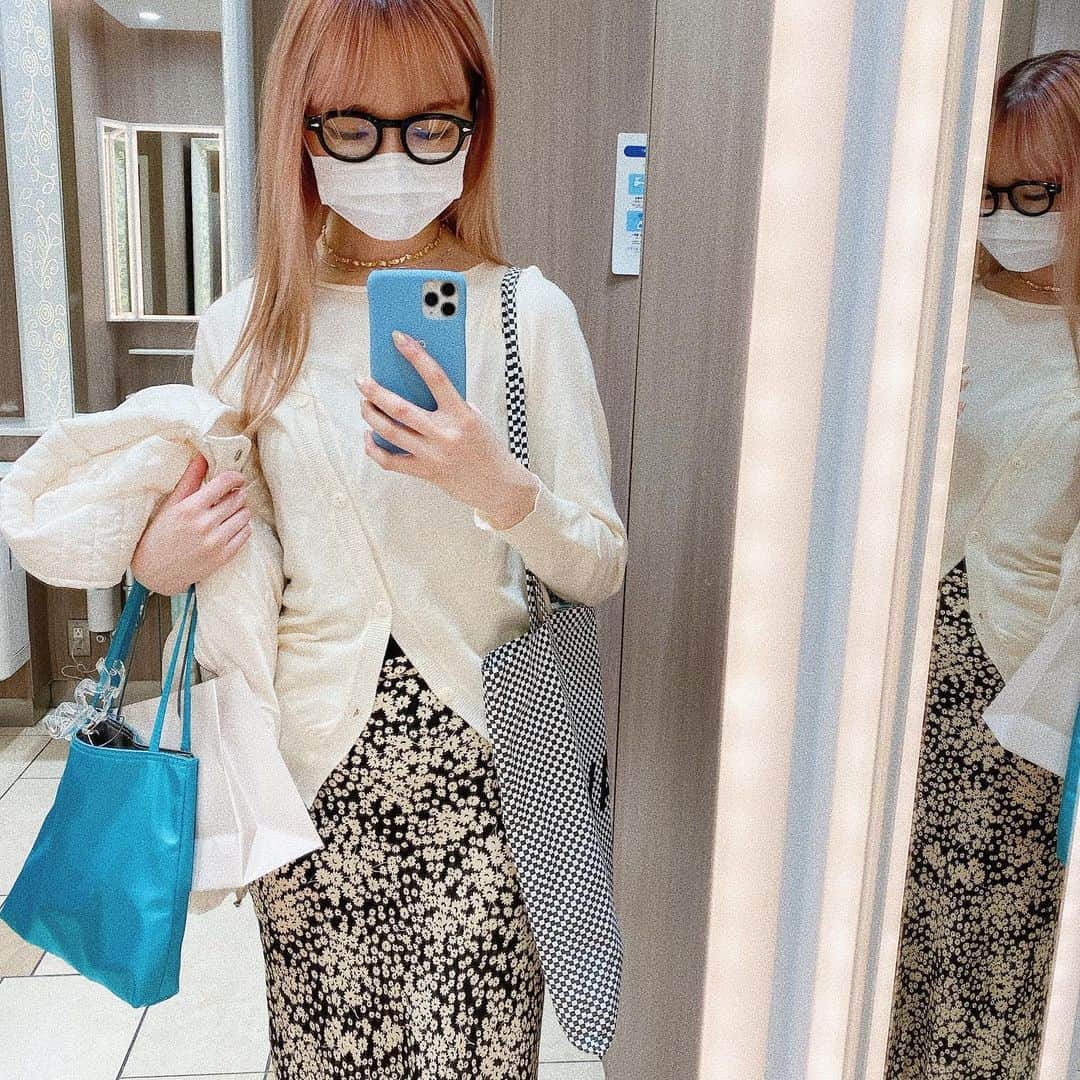 のインスタグラム：「* 荷物たくさん🥲💭🤍」