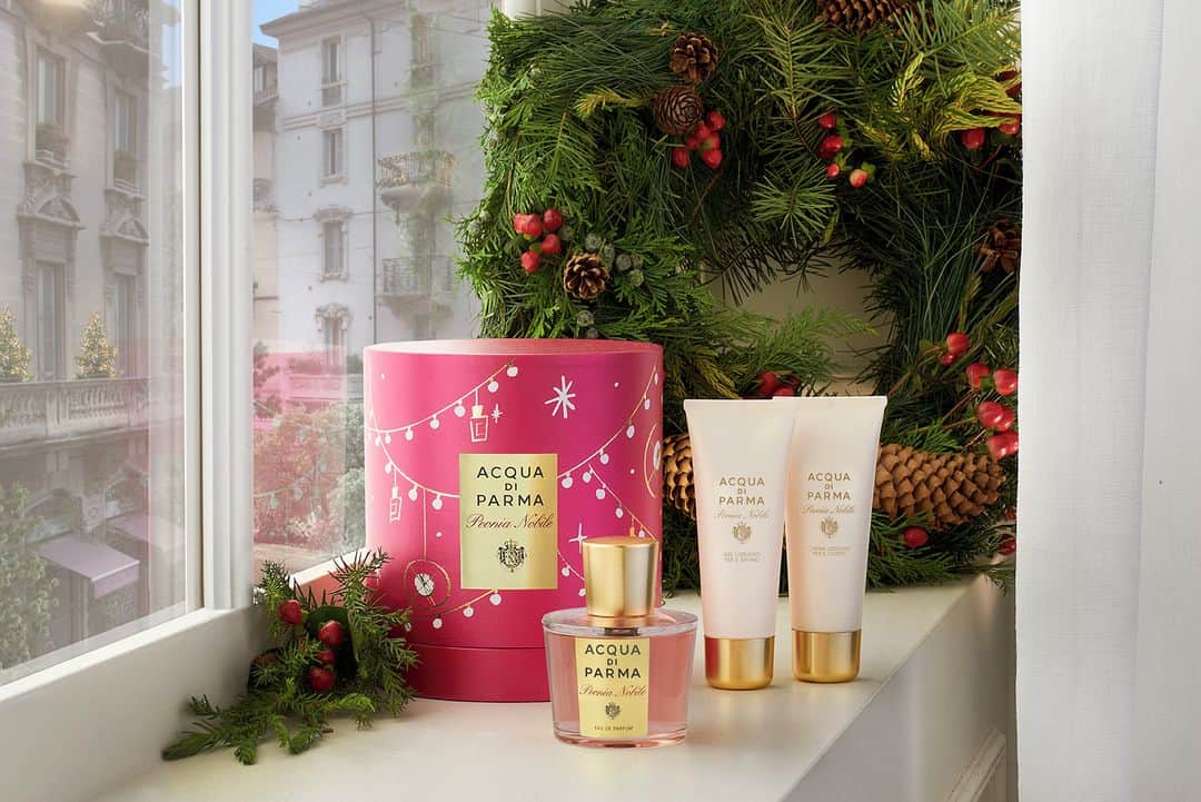 のインスタグラム：「Peonia Nobile, sumptuous and elegant, like the flower by which it is inspired, with its magnificent delicate corolla. An Eau de Parfum which seduces in each and every one of its scents, enhancing a lively femininity.⁣ #holidayseason⁣ .⁣ #acquadiparma #lenobili #peonianobile #holiday」