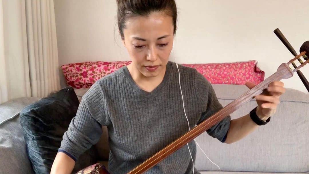 池田有希子のインスタグラム：「また三味線動画に参加させていただくのですが、画面の死角では丸めたヨガマットを足の間に挟んで立て、その上にセロテープで止めた楽譜を目で追えるよう内転筋と腹筋をフルで痛めつけています。バレてないか心配！（動画の詳細は後日❤️）  #三味線　#shamisen」