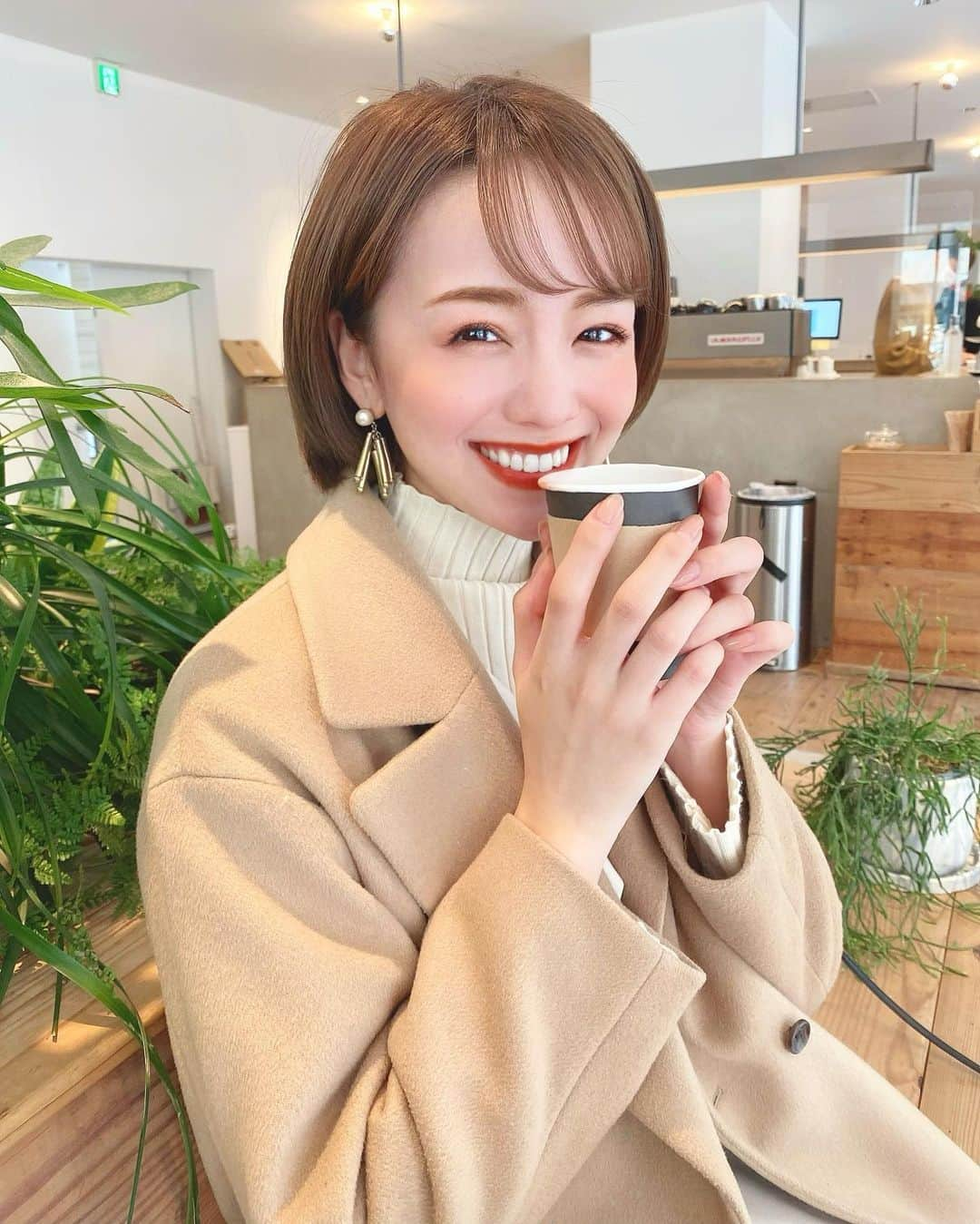 黒田真友香さんのインスタグラム写真 - (黒田真友香Instagram)「友達とカフェ行った時の☕️ 飲んでるのはホットチョコレート🍫  相変わらず手が大きいなあ。笑 足もみなさんご存知の通り26cmあるんだけど、大体足大きい人でも大きいよね🤣✋  基本男性より大きい。笑  今年もあと2週間ということで 2020年お気に入りネイルを貼っておきます🙆‍♀️  質問多いので、#まゆがお　のハッシュタグに残しときます！顔じゃないけど！笑  7割くらいはワンカラーなんだけど、たまにデザインやりたくなる😯 こうみたら白かベージュばっかり。笑  服がカラフルなこと多いから、ネイルはベーシックな色にした方がしっくりくるんだよなあ😍  今週は2020年最後のネイルに行くので、どんなのにしようか迷い中！！」12月14日 21時02分 - kurodamayukaxx