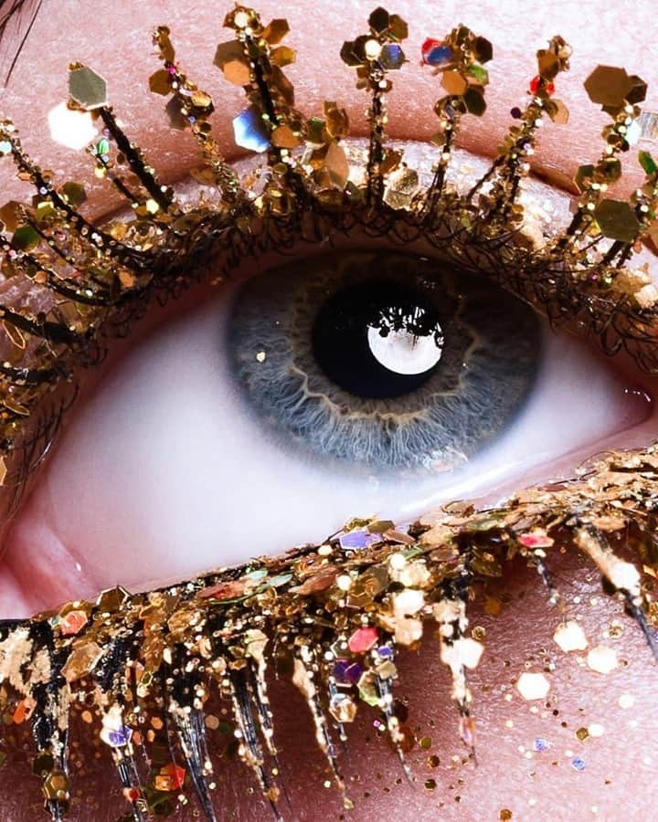 MAKE UP FOR EVER OFFICIALさんのインスタグラム写真 - (MAKE UP FOR EVER OFFICIALInstagram)「Covered in GLITTER! ⁣ ⁣ @ruffolo_martin creates drama lashes using: ⁣ #StarLitGlitter in Gold, Intense Gold⁣ #ColorCream in Gold ⁣ _⁣ ⁣ #FlashingSparkle⁣ #Holiday2020⁣ #StarLitGlitter⁣ #ColorCream⁣ #makeupforever」12月14日 21時02分 - makeupforever