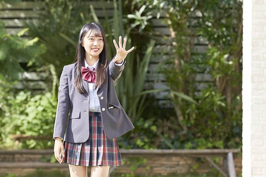 川畑綾理のインスタグラム：「￣￣￣￣￣￣￣￣￣￣￣￣  恋する週末ホームステイ 2020November ご覧いただきありがとうございました‼︎✈️🎟  たくさんの方に温かい応援していただき、 毎日とても元気を貰っていました🥺 皆さんの言葉が凄く嬉しかったです🤍  私は旅に参加する時、追加メンバーということでとても緊張をしていました😣 メンバーと会ったら、優しくて面白くて緊張からわくわくに変わっていたことが印象に残っています👏🏻 毎週、修学旅行みたいにいろんな所に行き遊んだり本当に楽しい思い出です☺︎  スタッフの皆さんずっと見守り支えてくださり沢山有難うございました（ ; ; ）🙇🏻‍♀️ 撮影中も放送中も楽しくて、こんな経験をさせていただき感謝しかないです！🙏🏻  私は成立という結果になりました☺︎ 2人で考え、お話をした結果、お友達として仲良くさせていただいています！  最後に、 応援してくださり本当にありがとうございました！恋ステは終わってしまったけど、これからは目標に向かってもっと頑張っていくので、見守って応援してくれたら嬉しいです(^^)🤍  これからもよろしくお願いします‼️  川畑綾理  #恋する週末ホームステイ #恋ステ #恋リア #abematv #abema」