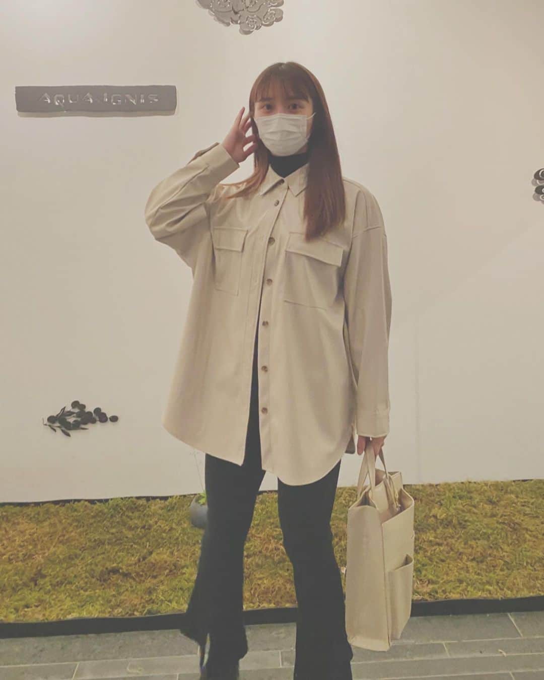 のインスタグラム：「アクアイグニス * * * 三重県の隠れた？スポット 温泉とグルメと近未来的な作りが楽しい✨　  #三重県 #アクアイグニス #レザージャケット #レザーシャツ #フレアパンツ #ブーツ #お洒落さんと繋がりたい #温泉 #お風呂上がり なのはご了承を😇」