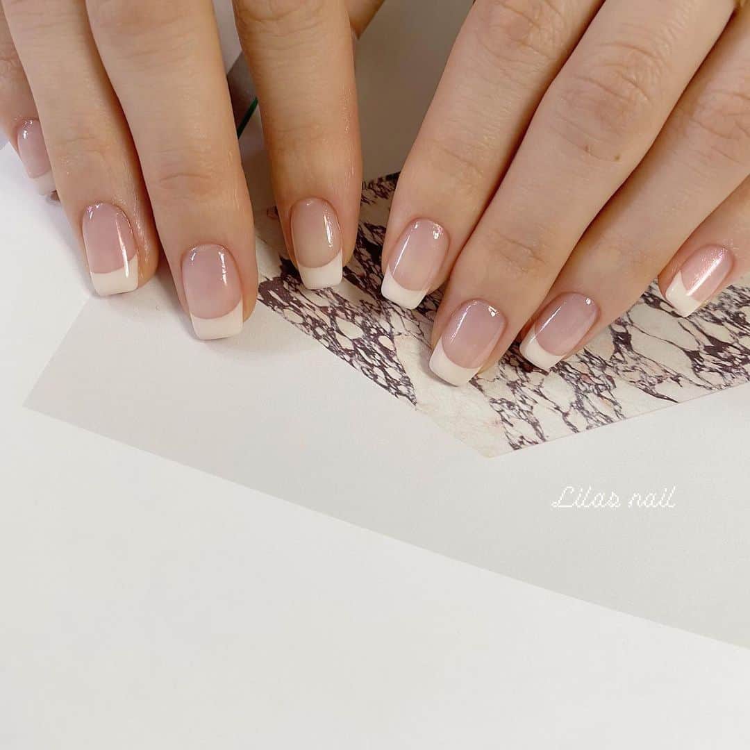 のインスタグラム：「* ベースはオーロラパウダー♡ #girlynail #ガーリーネイル #ミラーネイル #glitternail #젤네일 #젤네일아트 #젤네일전문 #フレンチガーリー  #ギンガムチェック #ギンガムチェックネイル #オーダーチップ #ブライダルネイル #ワイヤーネイル  #セルフネイル #스누피네일아트 #左右非対称ネイル #ちょうちょネイル #蝶々ネイル #ヴィンテージネイル #水滴ネイル #オーロラネイル #フレンチネイル #冬ネイル #マットネイル #韓国ネイル」