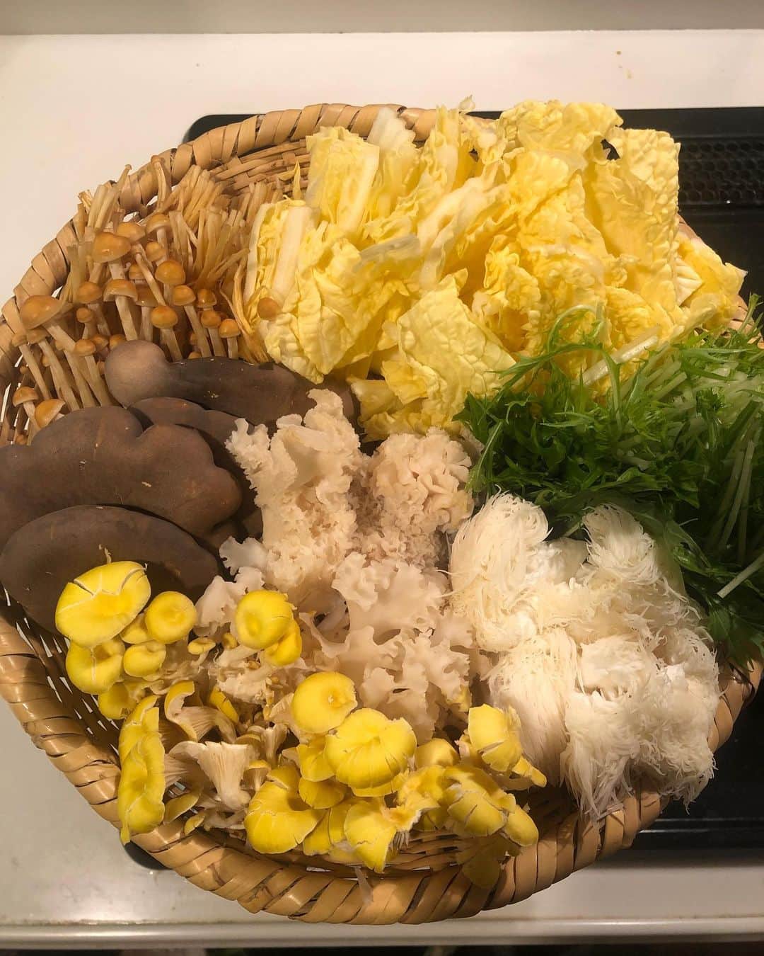 加藤紀子のインスタグラム：「名古屋高島屋地下2階、 生鮮の品揃えが物凄く充実で （どの品も毎回クラクラする 幅広ラインナップ）、  昨日ゲットしてきた ブラウンエノキ、アワビ茸、 じねんこ（花びら茸）、 やまぶし茸とたもぎ茸（こちらは山形で最高のキノコ🍄） と畑野菜で鍋🥰  私のキノコ狩りは、 名古屋高島屋。 おススメです👍  #名古屋高島屋  #キノコ鍋 #カトノリ農園 #くすむらのお豆腐もマスト」