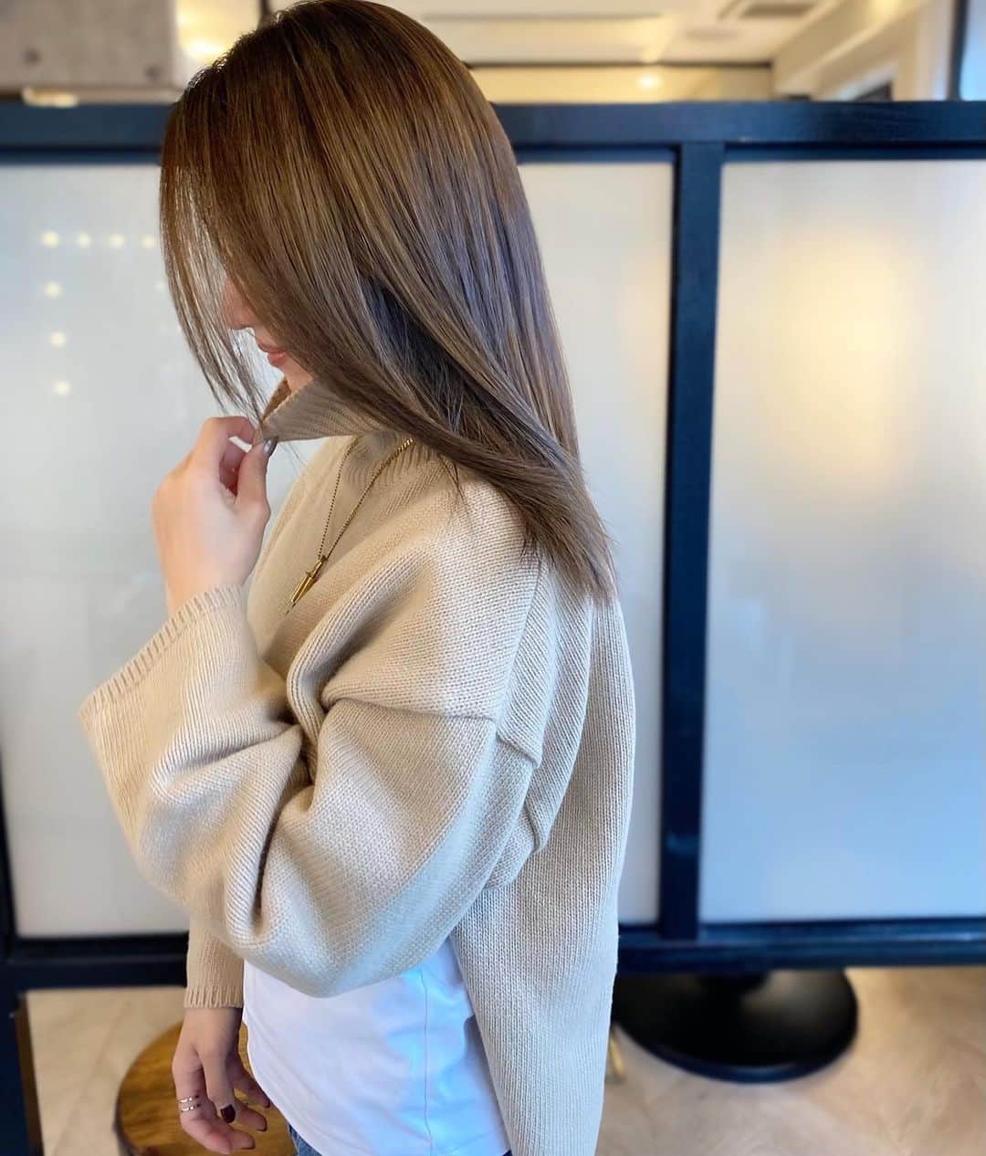 のインスタグラム：「今年最後にトリートメント💆‍♀️ サラサラヘア〜に変身♥️ 今回はcolorも一緒にしてもらった😘 いい色〜🥺 いつもありがとうございます🎶 来年もケアちゃんとしてこう😊✨  @chisaki_inoue #どあっぷすみません😂 #美容納め#髪質改善トリートメント#ヘアケア#トリートメント#カラー#ストレートヘア#さらさらヘアー」