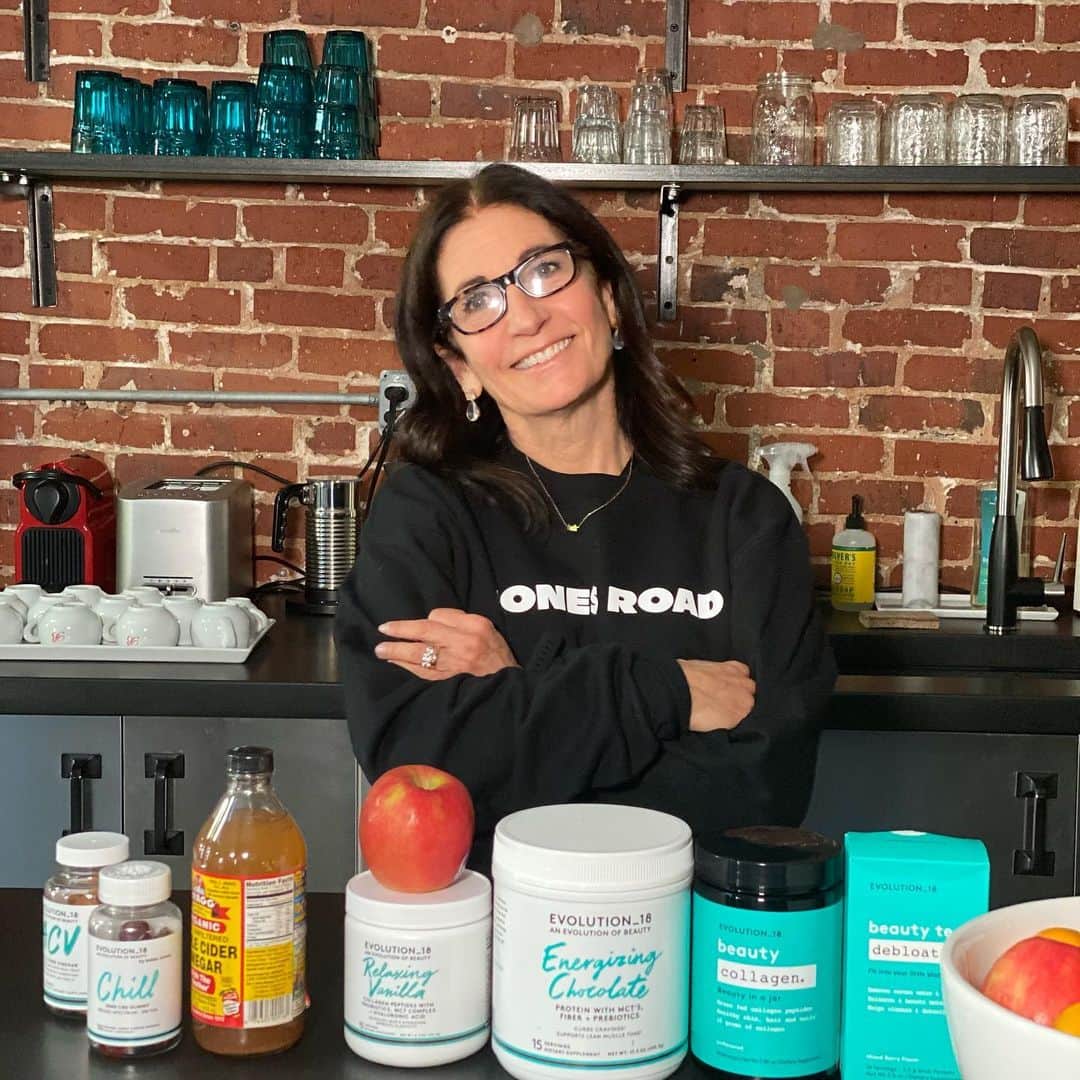 ボビー・ブラウンのインスタグラム：「Ok Monday let’s do this thing. Some of my morning rituals. After fresh lemon in water and a double @nespressousa I make a shake to go in the @vitamix I use water and ice as a start and add #energizingchocolate and a scoop of #relaxingvanilla from my wellness brand @evolution_18 It’s the perfect amount of sweet. Than frozen fruit ( favorite is frozen cherries) and sometimes kale or spinach I add @zenbasil for fiber and fat. Keeps me full till lunch. #grassfedwhey #collagen #mctoil #chocolate also now available on @amazon in our new store」