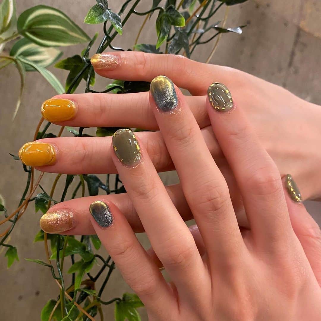 RinRinさんのインスタグラム写真 - (RinRinInstagram)「ニュアンスネイルのカーキとマスタードイェロ💅🏻すごくお気に入り！ @number76_nail_eyelash で〜♪  Japanese nail trend, outlined nails and magnet nails in khaki & mustard yellow by @number76_chisako 💅🏻 thank you! . . 💅🏻 nails sponsored by @number76_nail_eyelash  💅🏻 ネイルは @number76_nail_eyelash より提供されました . . #rinrindoll #japan #tokyo #harajuku #japanesenailart #tokyonailsalon #omotesandonailsalon #東京 #冬ネイル # #東京ネイルサロン #表参道ネイルサロン #囲みネイル #ニュアンスネイル #ジェルネイル #マグネットネイル #キャッツアイネイル #japanesegelnails #nuancenail #outlinednails #magnetnails #catseyenails #khakinails #mustardyellownails #vintagenails #ビンテージネイル #カーキネイル #number76 #number76nail #number76tokyo」12月14日 21時12分 - rinrindoll