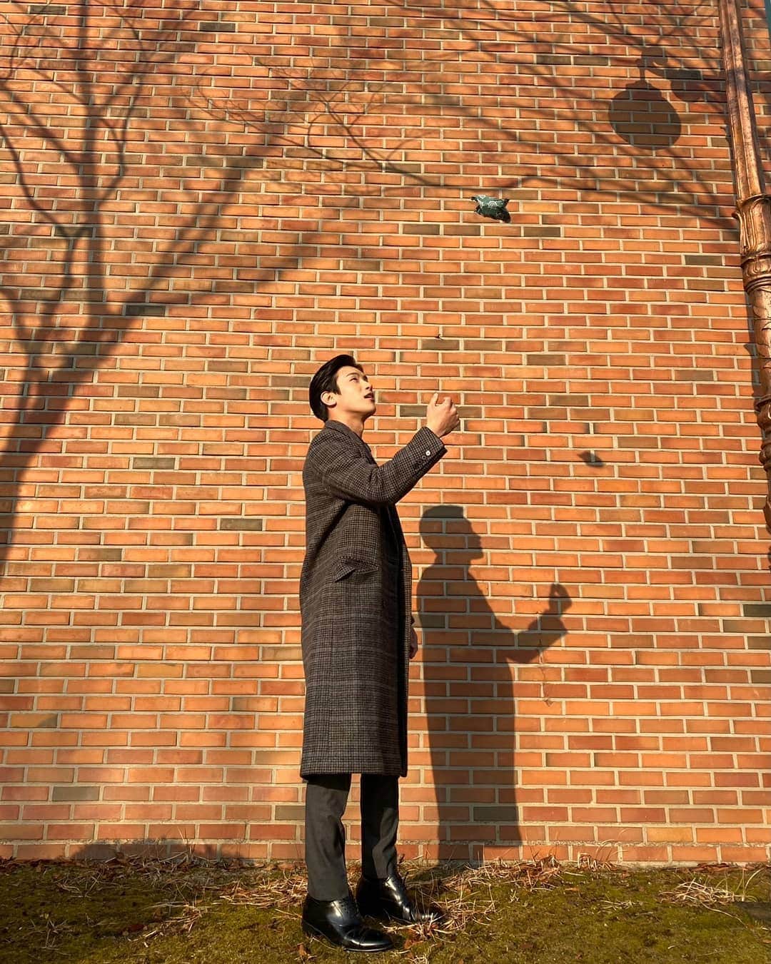 Lee Si-gangのインスタグラム：「첫눈 온 날 ☃️ 다들 첫눈 보셧어요? 촬영 끝나고 눈 사진 찍고 싶었는데, 다 녹아버렸네요 😂😂  韓国は初雪が降りました。 日本は雪まだまだですね？ 今ね寒すぎて死にそうです😭  #미나브 #minav」