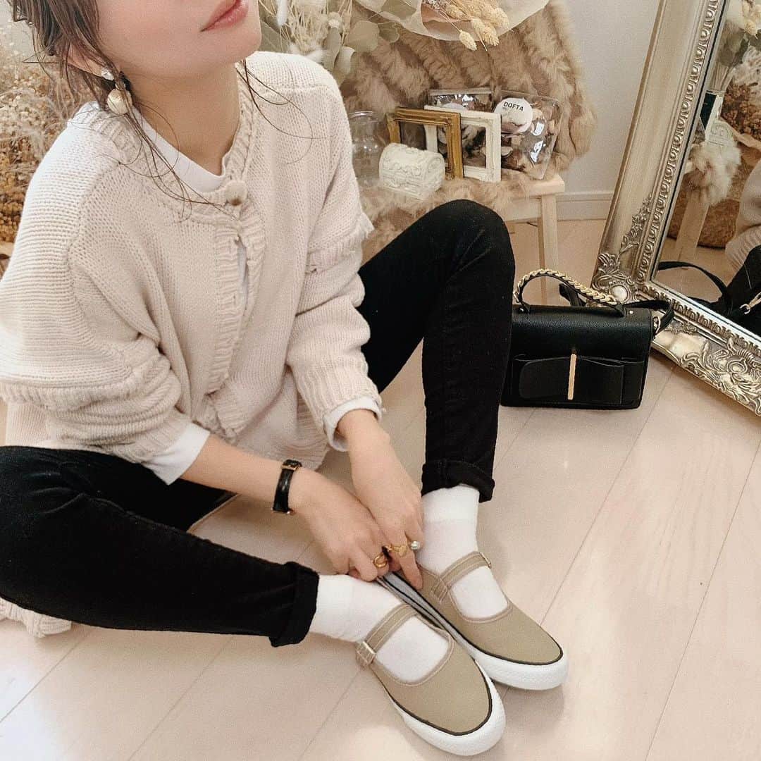 nyaachanのインスタグラム：「* 今日は寒かったけど明日はもっと寒いって…怖いな🥶 そんな今日はカンフーシューズ初おろし~❤︎ → @svec_st よく、黒履いてる人は見るけどベージュってなかなかみーひんし、ベージュコーデ大好きな私としては見逃せず…♬ スッとはけるし、履き心地よくて、黒ライン入ってるから案外どんなお洋服でも合うしで可愛い🥺 これでアンダー3千円なんて、お値段も可愛すぎる🥺💕w ↓ゾゾで買えますよ☺️✌️  https://zozo.jp/shop/svec/goods/52950263/  #PR#SVEC#シュベック#カンフーシューズ#ZOZOTOWN#冬コーデ#冬ファッション#あしもと倶楽部#今日の足元 #instagood#instafashon#今日の服#今日のコーデ#おしゃれさんと繋がりたい#プチプラファッション#プチプラコーデ#カジュアルコーデ#着回しコーデ#大人カジュアル#韓国ファッション#きれいめカジュアル#きれいめコーデ#ガーリーコーデ#おちびコーデ#低身長#ニットコーデ#ベージュコーデ#ユニジョ#ユニクロ」