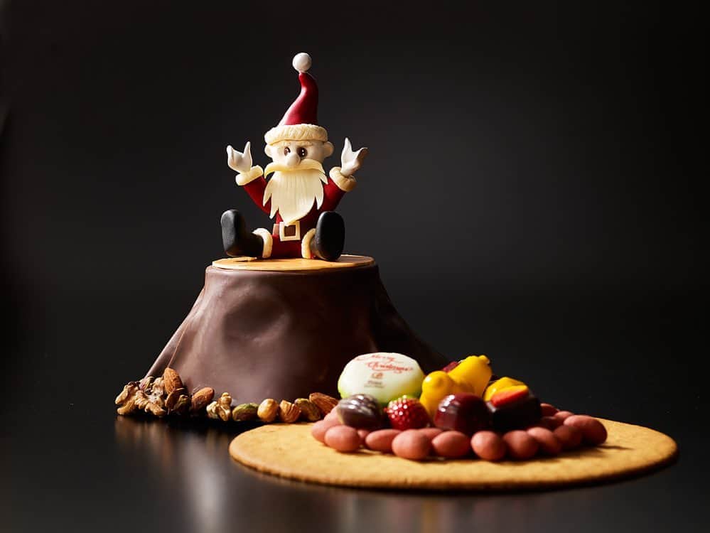 のインスタグラム：「チョコレートで作られた驚きいっぱいのクリスマススイーツ、「サンタクロース」。THE SHOP at the Parkでご用意しております。  Presenting our exquisite Christmas Cake, "Santa Claus" available at our THE SHOP at the Park!  "Share your own images with us by tagging @princeparktowertokyo  —————————————————————  #TokyoTower #princeparktower #princehotels #tokyo #japan #beautifulhotels #tokyohotel #shibakoen #akabanebashi #azabujuban #tokyotower #ThePreferredLife #xmas #christmas #cake #プリンスパークタワー東京 #東京タワー #クリスマス #クリスマスケーキ #ケーキ"」