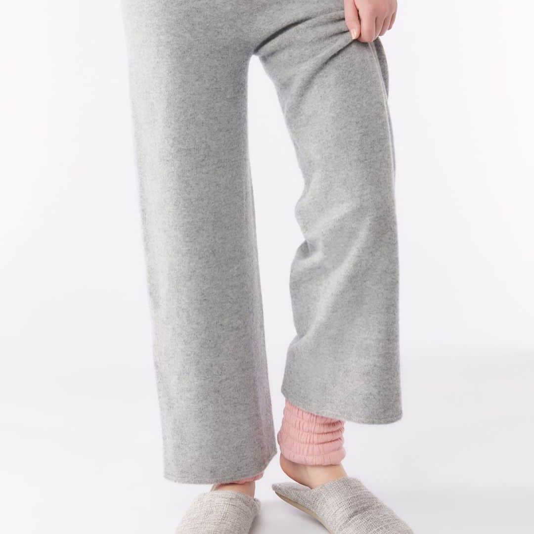 BORDERS at BALCONYのインスタグラム：「BORDERS at BALCONYからレッグウォーマーが発売!!⁠⠀  ヘルシーな笑顔輝く女性でいるために。 健康な心をつくるのは、健康な身体から。 一日中しっかり自分を大事に、愛してほしいから、ボーダーズが提案するのは 【DAY & NIGHT LEG WARMER 】 ⁠⠀ 冷えは女性の大敵。⁠⠀ シーズン問わず、足元を暖かく保って、ヘルシーな体を作りましょう！⁠⠀ ⁠⠀ ⁠⠀ 【NIGHT】ベッドタイムにもお使いいただけるサーモライト構造で、熱を逃さないあったか設計。お休み中も心地良い程よい着圧があります。⁠⠀ 【DAY】ファッションにコーディネートしたい4色のカラーバリエーションのカシミヤ100％。⁠⠀ 「B」のロゴがちらりと見えてキュート♥♥⁠⠀ ⁠⠀ ⁠⠀ こちら、デザイナーの柴田が「絶対に作りたい！」とこだわって作ったアイテム。⁠⠀ どうしても本人の口から商品についてお伝えさえていただきたい！ということで、、、⁠⠀ 12/16(水）14:00〜　START✨⁠⠀ インスタライブを開催いたします！！！⁠⠀ ⁠⠀ 是非、お時間あればご覧いただけたら幸いです(^^)(^^)⁠⠀ ⁠ ⁠⠀ ⁠⠀ ⁠⠀ #新商品発売 #productlaunch #comingsoon#newproductalert #新商品⁠⠀ #bordersatbalcony #ボーダーズアットバルコニー #ボーダーズ #BORDERS #柴田陽子 #yokoshibata」