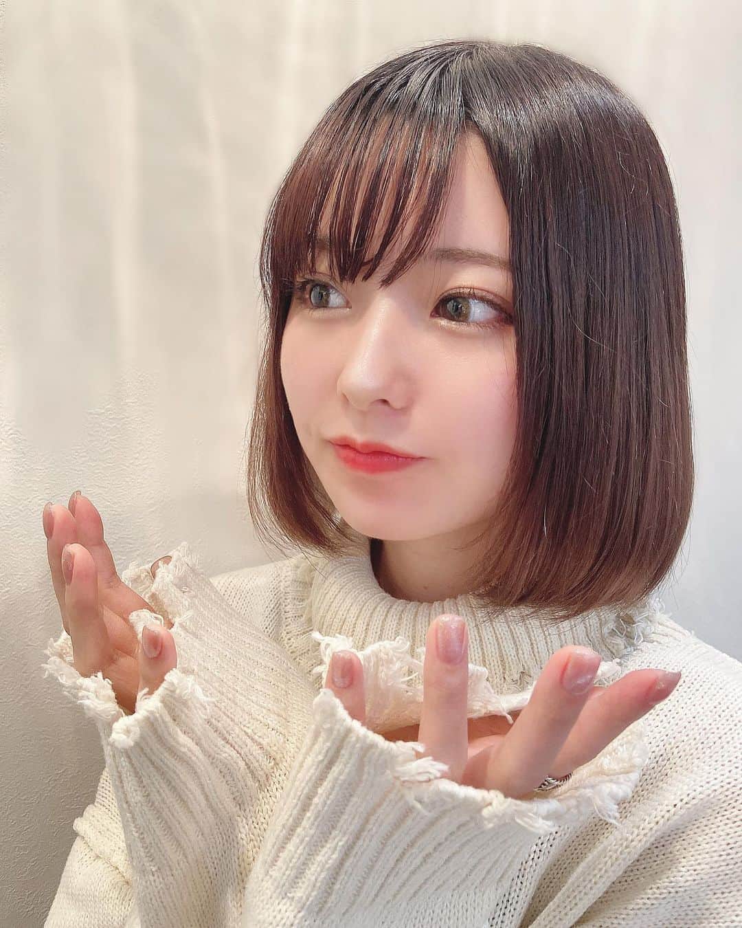 sarimaru(国木田さりまる)のインスタグラム：「マグネットネイルって良く聞くからどんなだろ~って思ってお願いしたんだけど、めちゃくちゃ可愛い！ 仕上げの時に磁石でキラキラしてる向き変えられるんだよ！ 可愛くて爪いっぱい見ちゃう👶🏻❤︎」