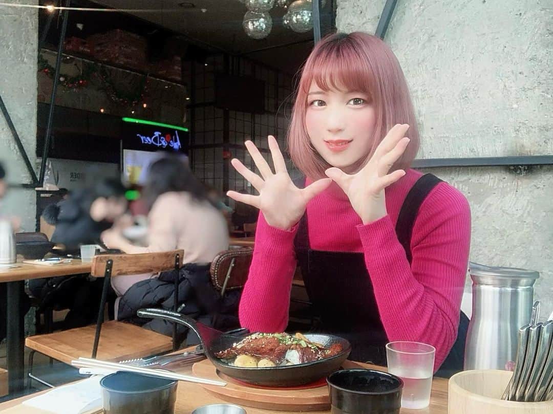 美羽えりのインスタグラム：「韓国旅行なつかしいな〜✈️ . #韓国 #韓国料理 #旅行 #schoolfood #韓国ごはん  #お肉 を前にご満悦🥰🍖 #🇰🇷 #🇯🇵 #쵸아요 ♡」