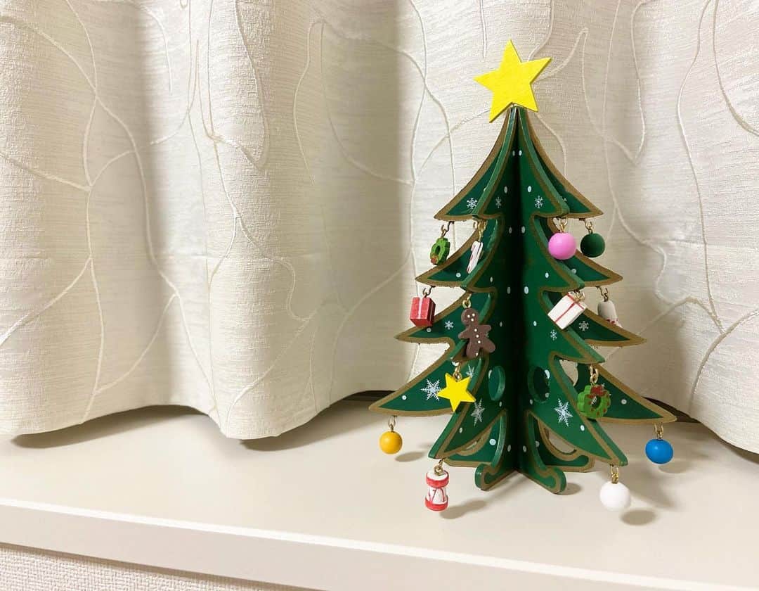 島津咲苗さんのインスタグラム写真 - (島津咲苗Instagram)「こんな状況ですしなかなかクリスマスムードを味わえていませんが... ちょっとした置物でも明るい気持ちになれるかな〜と飾りました😉🎄  #クリスマス #クリスマスツリー #🎅 #🎄 #⭐️」12月14日 21時21分 - sanae_shimazu