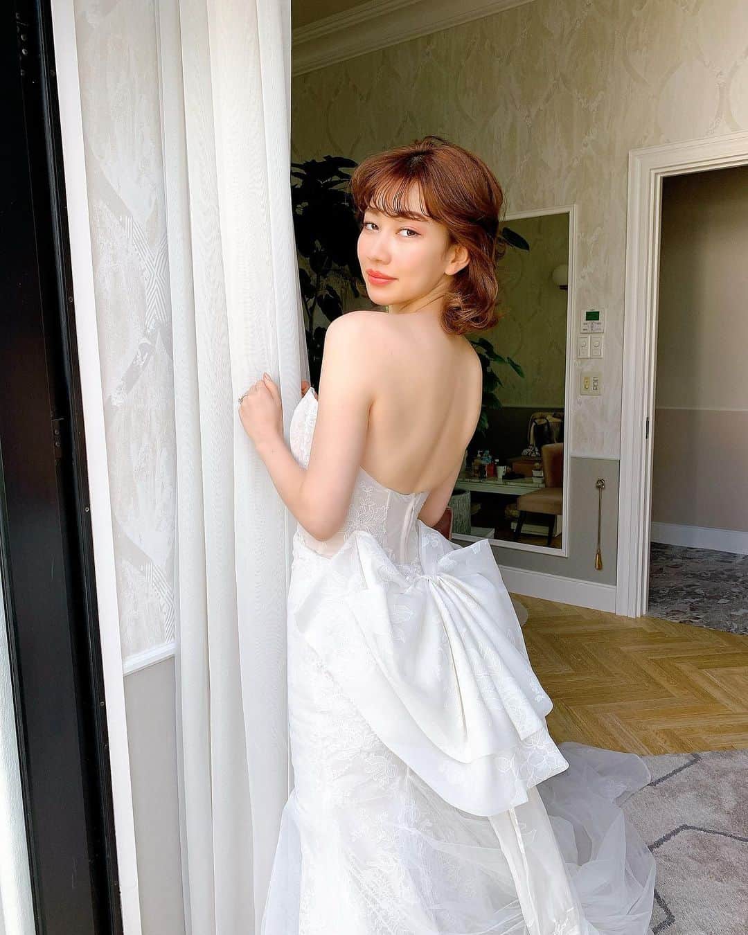山本ソニアのインスタグラム：「SWEET WEDDING 👰🏻‍♀️🕊  @sweet_editors 🤍 Love this dress」