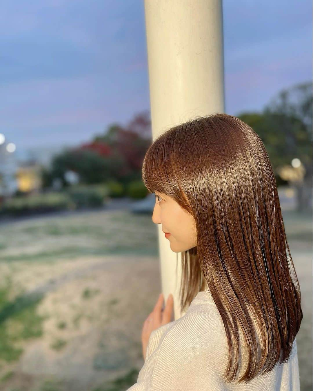 川本彩さんのインスタグラム写真 - (川本彩Instagram)「初めてのミネコラトリートメント🕊✨ @celsus_secret_garden﻿ 髪質改善系のトリートメントって沢山あるけどミネコラはその中でも1番ツヤがでやすいらしいです😳(しかもそのツヤは髪本来の潤いだそうな...!!)﻿ ﻿ 水素を使って髪の水分量を増やしていくのだけど、セルサスでは髪質改善ミネコラコンプリートサロンでしか使えない水素の粉を使ってくれるからより髪に水分が閉じ込められてる🥺🚰﻿ 髪の水分量が増えて艶サラになるだけで、かなり若返った気がするなぁ...👧笑﻿ beforeの写真恥ずかしいけどスワイプしてbefore→afterの変化みてほしいです〜😹！﻿ ﻿ #ミネコラトリートメント #渋谷 #celsus #セルサス #ミネコラ #渋谷セルサス #セルサスミネコラ #髪質改善 #髪質改善トリートメント﻿」12月14日 21時25分 - aya_kawamoto