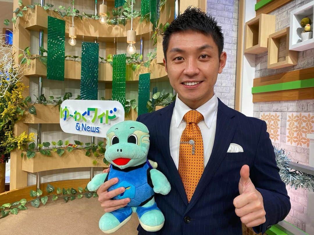 のインスタグラム：「毎週月曜日はマンデースポーツ！ 今週は… ・大野ひかる選手 全日本空手道選手権涙の初優勝！ ・トリニータ ホーム最終戦 についてお伝えしました。 急遽ニュース内容が変更になってしまいましたが… ・バサジィ 今季7連勝！ ・ヴェルスパ 天皇杯4回戦 についてもお伝えする予定でした。バサジィカラーのオレンジネクタイ、そしてトリニータとヴェルスパに合わせてサッカーのネクタイピンです。 #空手道  #日本選手権  #大野ひかる #大分トリニータ #ニータン  #北海道コンサドーレ札幌  #バサジィ大分 #ヴェルスパ大分  #ネクタイピン  #ネクタイピン好きな人と繋がりたい  #tos  #テレビ大分  #マンデースポーツ  #アナウンサー  #藤村晃輝」