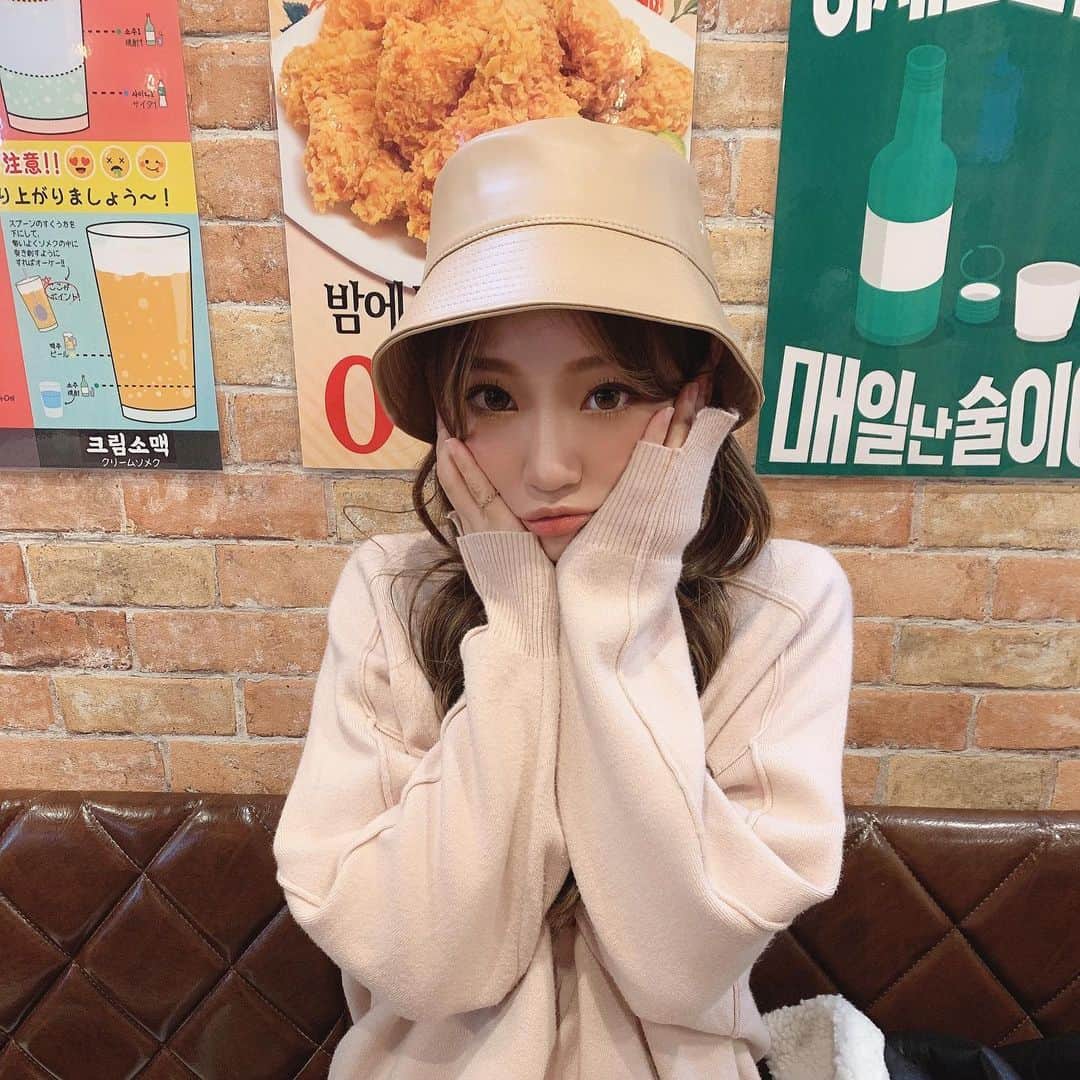 いっちゃん/嶋津 いつみのインスタグラム：「. . 韓国好きの遊びと言えば 行くよね、鶴橋🙋‍♀️💨ww . . . 行ってみたかった @nene_chicken_osaka  に行ってきた❤️ . . . . ハーフ＆ハーフのチキン頼んだんやけど 半分でギブアップ…🤯💭 . . . いっぱい残ちゃったけど 持ち帰り用のパック置いてくれてるから それに入れて持って帰れるよー✌🏻✨ . . . . . 私らも持って帰って きっちり今食べ切った←w . . . . .  #関西  #関西サロモ  #サロンモデル #サロモ #いっちゃん  #フリーモデル #関西モデル  #あざといっちゃん #かわいっちゃん #いっちゃんコーデ  #ブライダルモデル #アレンジモデル #ヘアカラー  #ヘアアレンジ #くしゃ顔  ##関西  #関西サロモ  #サロンモデル #サロモ #いっちゃん  #フリーモデル  #치맥  #좋아요환영 #소통환영 #팔로우환영 #팔로미 #인친환영 #친구해요 #셀카 #셀피」