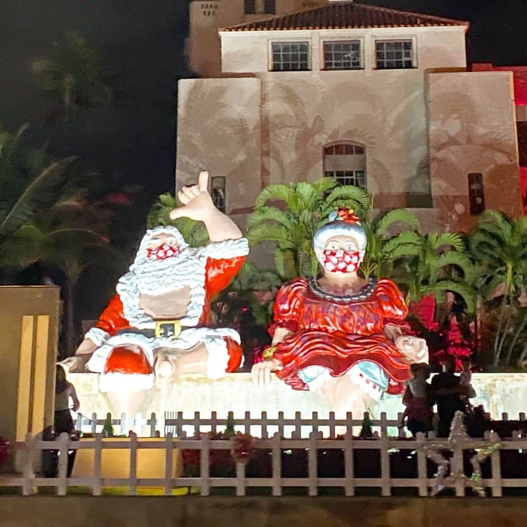 マキ・コニクソンさんのインスタグラム写真 - (マキ・コニクソンInstagram)「Honolulu City Lightに行って来ました。と言っても車から見る”いわゆる” ドライブ スルーです！🚗💨  Mr.and Mrs.Santaがしっかりマスクをしているのが今を象徴しているね。😷  しかもハイビスカスのプリント！🌺 ハワイの人々は本当にマスクでお洒落しています！特にお花柄多いね。 見てるだけでホッコリするし とってもハッピーな気分になる！😊  今年はアヤツのせいで クリスマスツリーの点灯式からクリスマス  コンサート、エレクトリック ライトパレード、お店の出店、サンタとの記念撮影、 またホノルル市庁舎内のクリスマス展示も 花輪展示もすべて中止です。😥  今年は密を避けるために凄く地味でした。  いまハワイは上手に、出来る限り アヤツ対策をしてると思う。 毎年楽しみにして欠かさず観に行く バレエ🩰Nutcracker (くるみ割人形)も 今年はお預け。😭 あと少しの辛抱だっ！ 頑張ろうハワイ！💪🏼  #エアハワイ🌺  #ハワイのおすそ分け🤙🏼  #ハワイのクリスマスツリー巡り🎄2020  #エアドライブ🚗💨 #今年は我慢の年 #せめて動画でハワイのクリスマスを味わってね！🎄🎅🏻🌺」12月14日 21時28分 - makikonikson